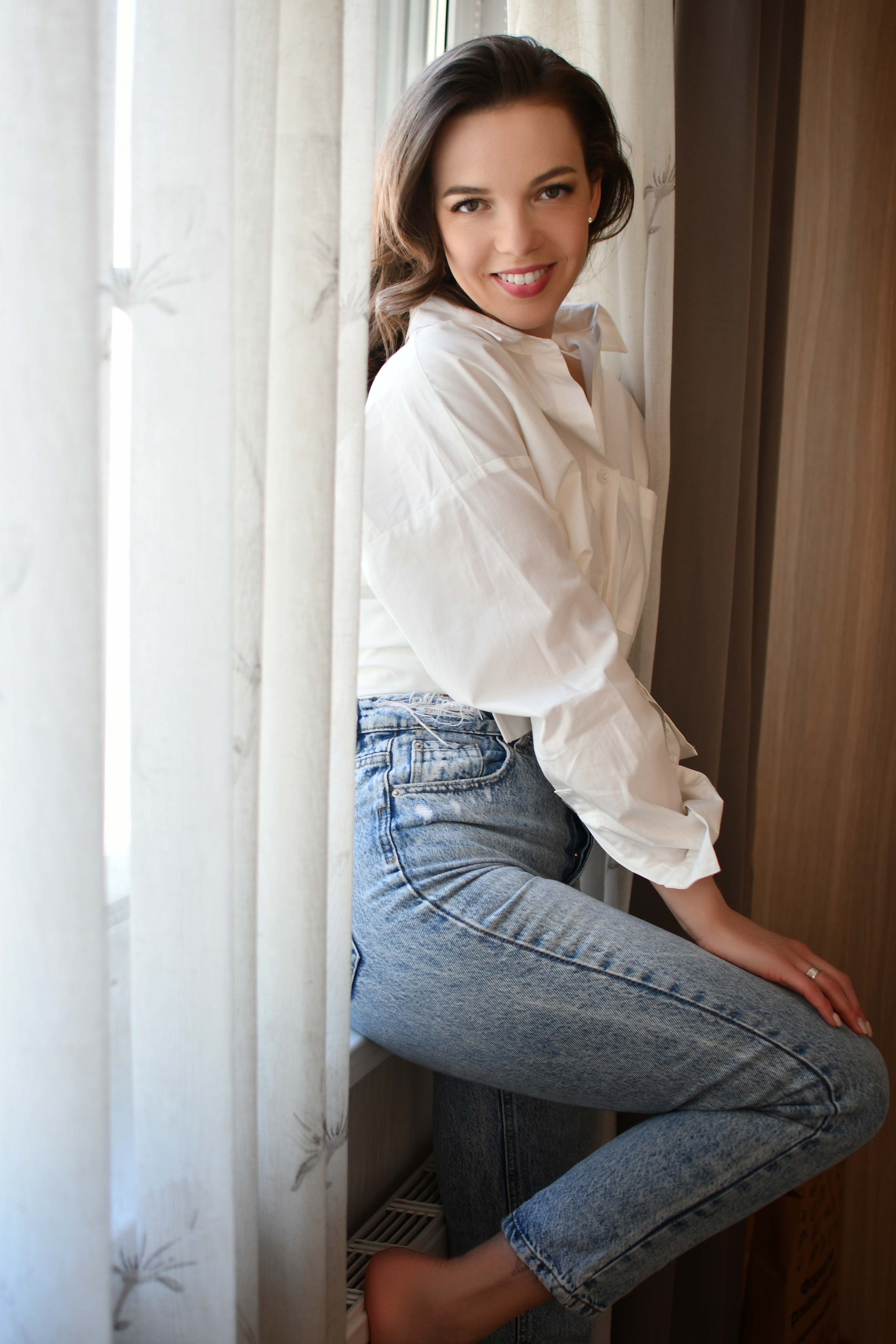 Девушка стоит у окна