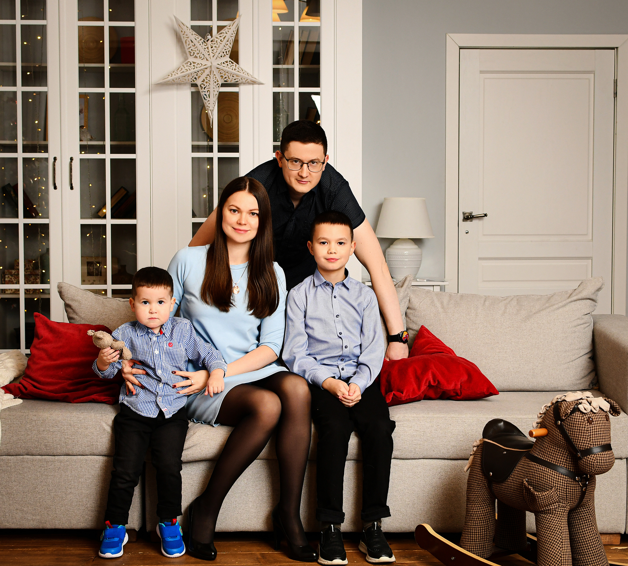 Семейный портрет мама папа и два сына