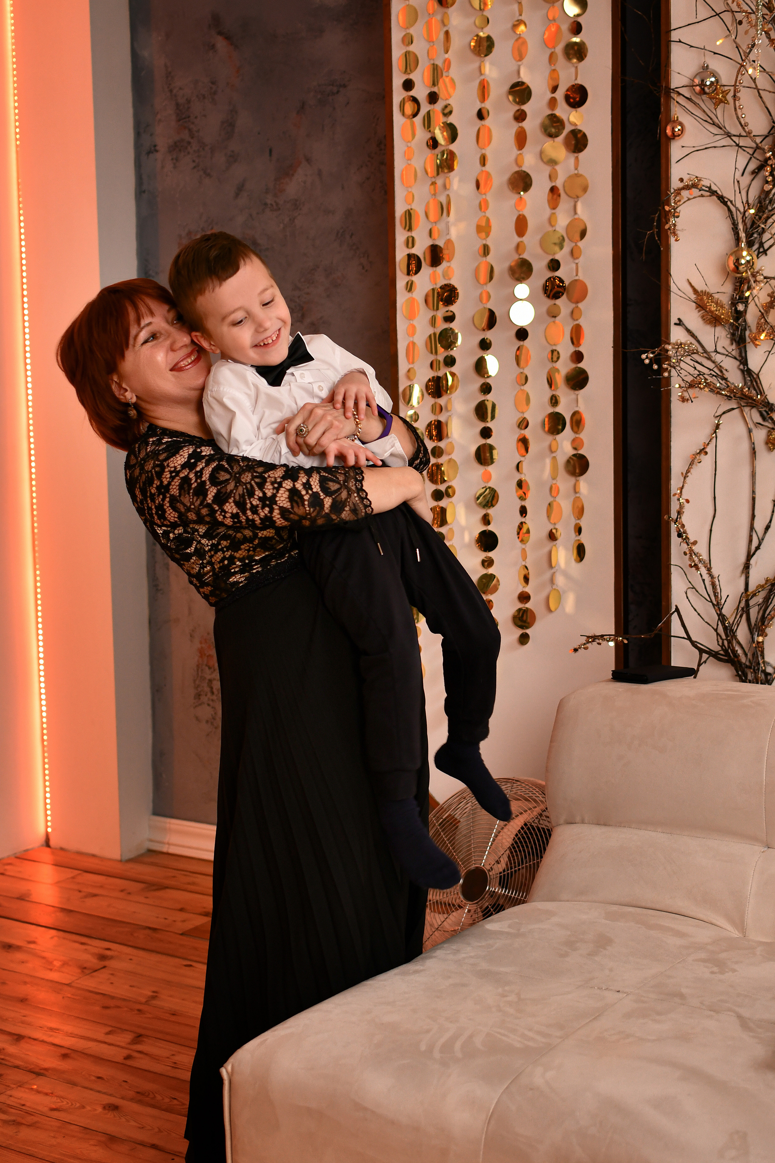 Бабушка и внук обнимаются