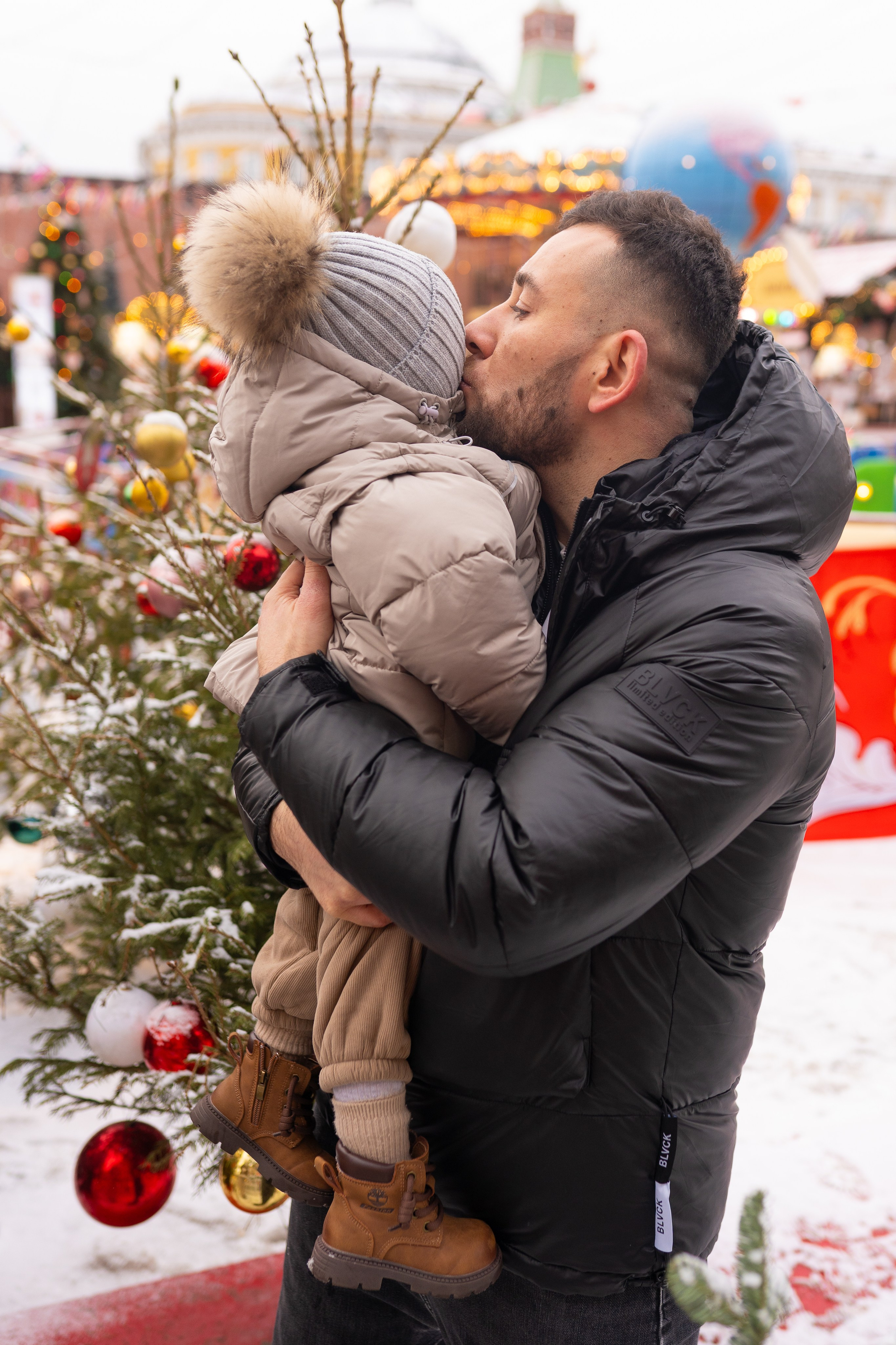 Павел, Егор и Наталия на ГУМ Ярмарке. Свадебный фотограф в Москве Анна Полушина