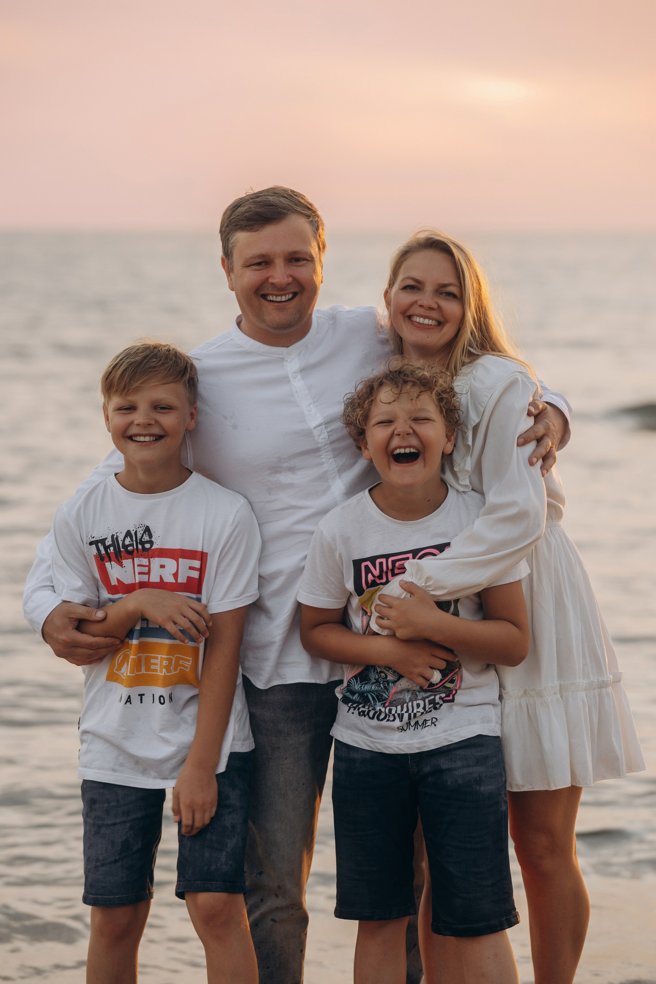 Кучугурская нежность: мама и дочка в одинаковых платьях собирают ракушки, фотограф Кучугуры