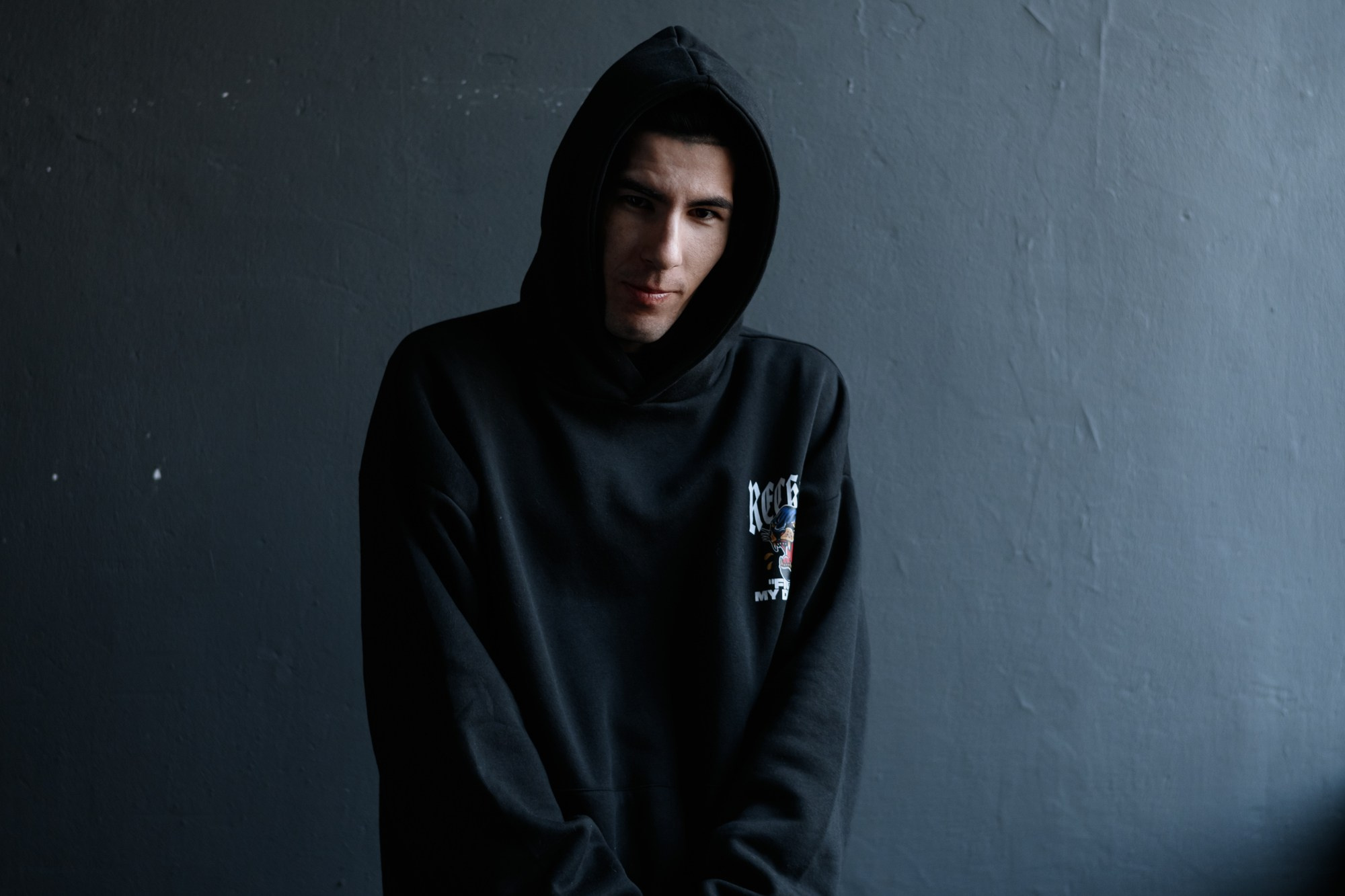 Мужской портрет в Тюмени: стильная студийная фотосессия. Портретный фотограф Тюмень Дарья Мустафина