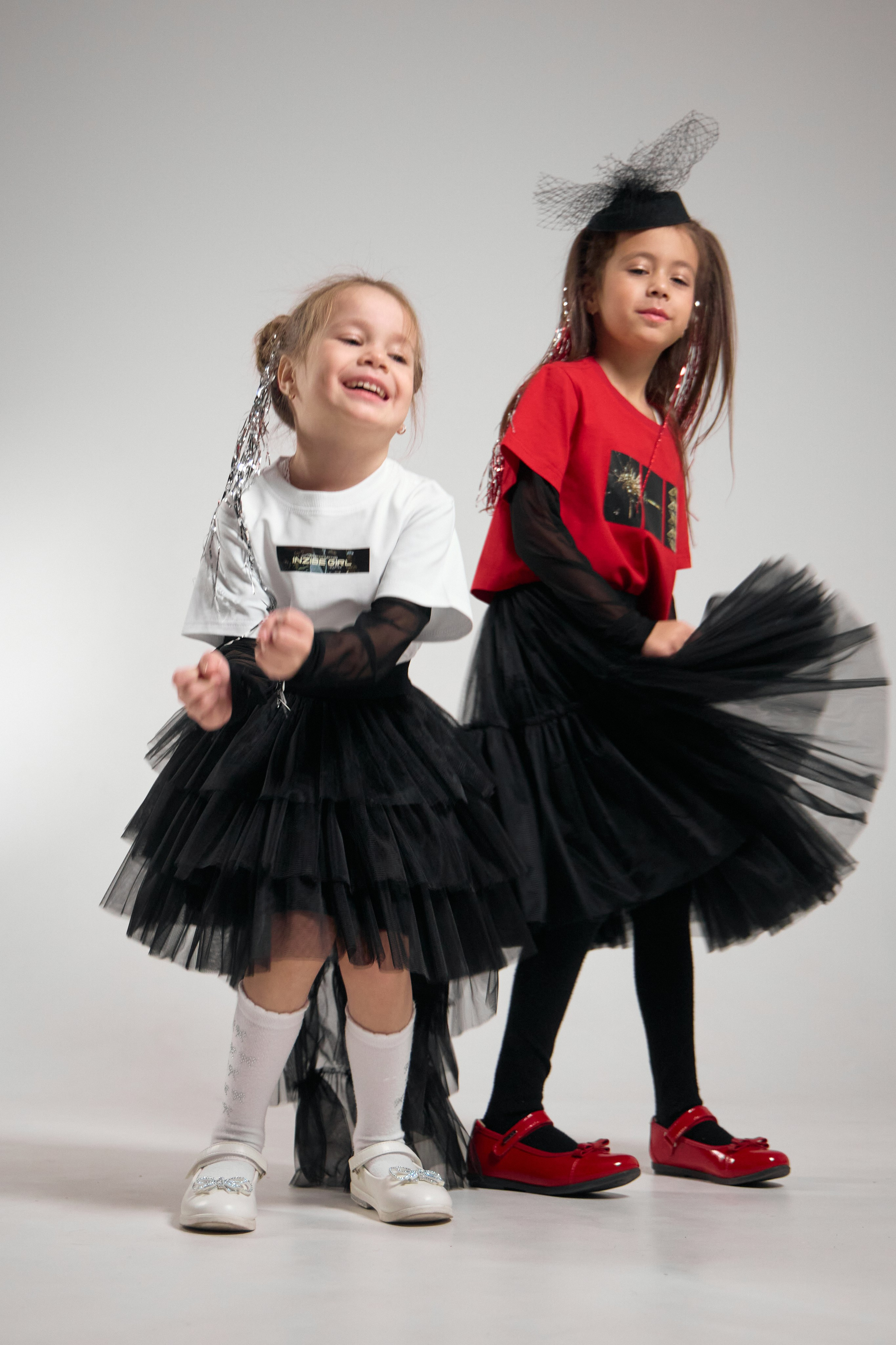 Детская фотосессия. Две сестры на белом фоне