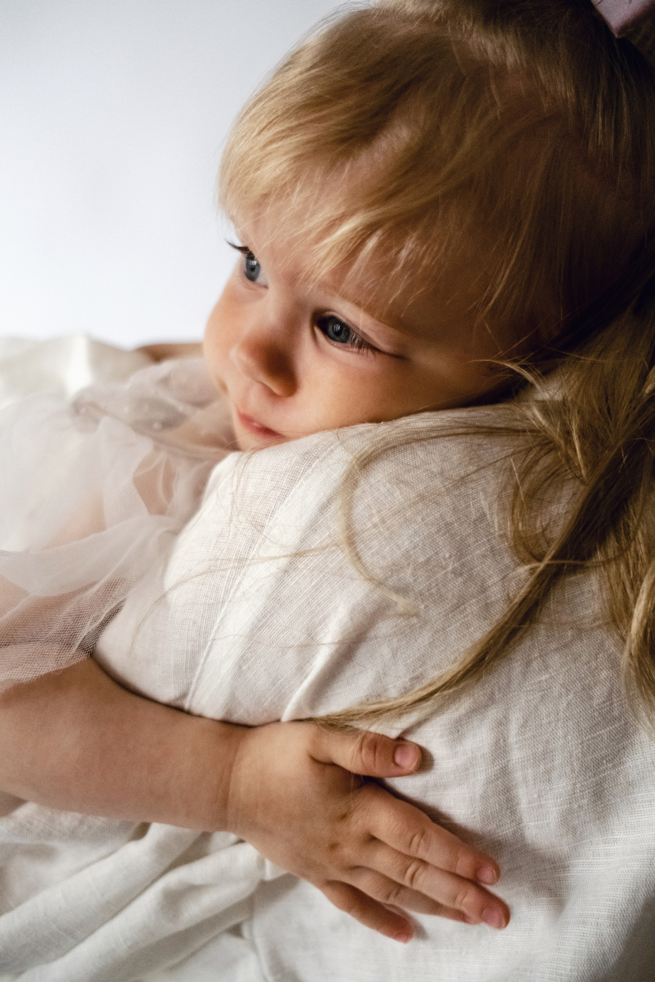 Мама и дочка фотосессия на белом фоне. Семейный фотограф в Москве Кристина Маркос