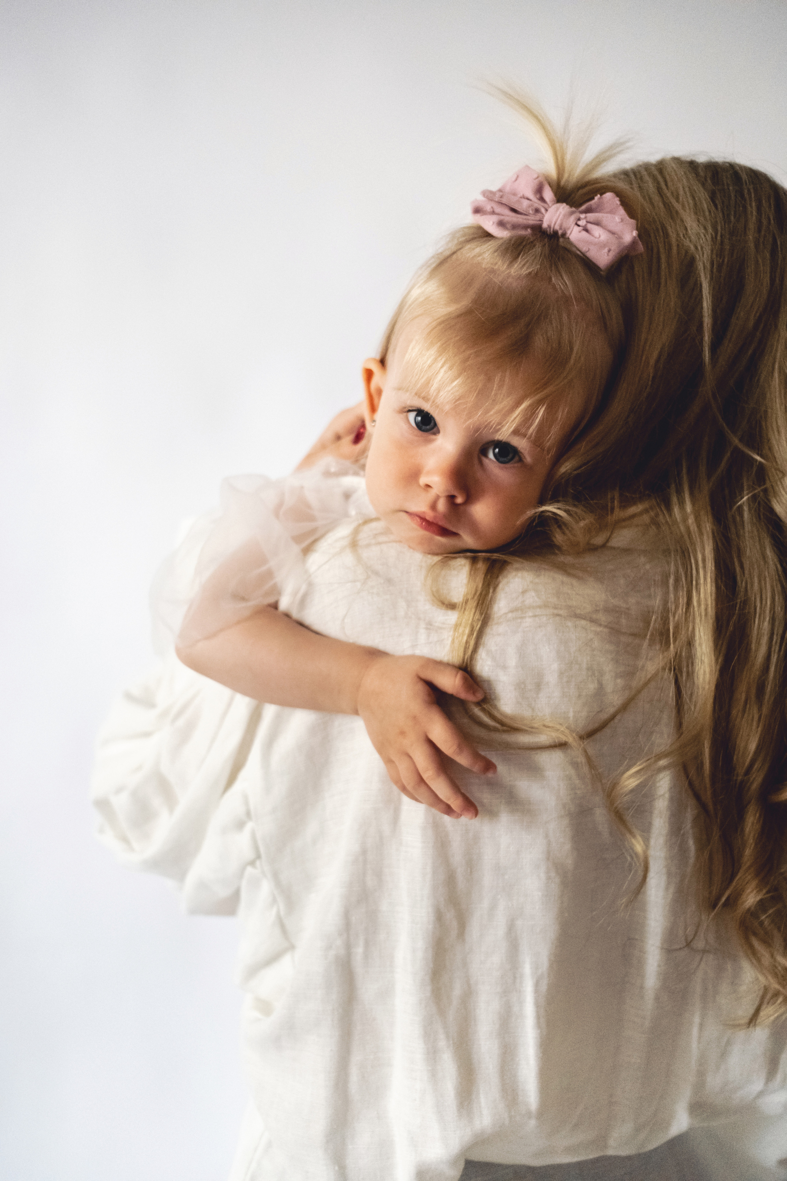 Мама и дочка фотосессия на белом фоне. Семейный фотограф в Москве Кристина Маркос
