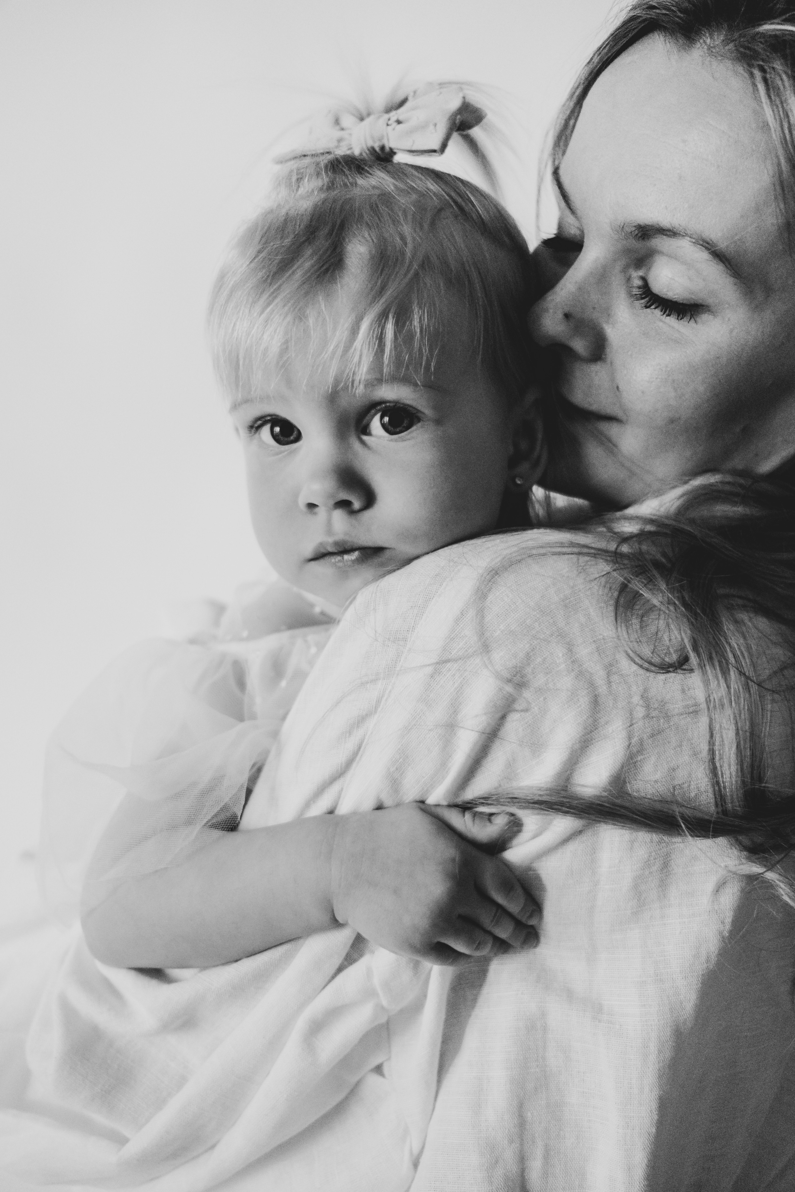 Мама и дочка фотосессия на белом фоне. Семейный фотограф в Москве Кристина Маркос