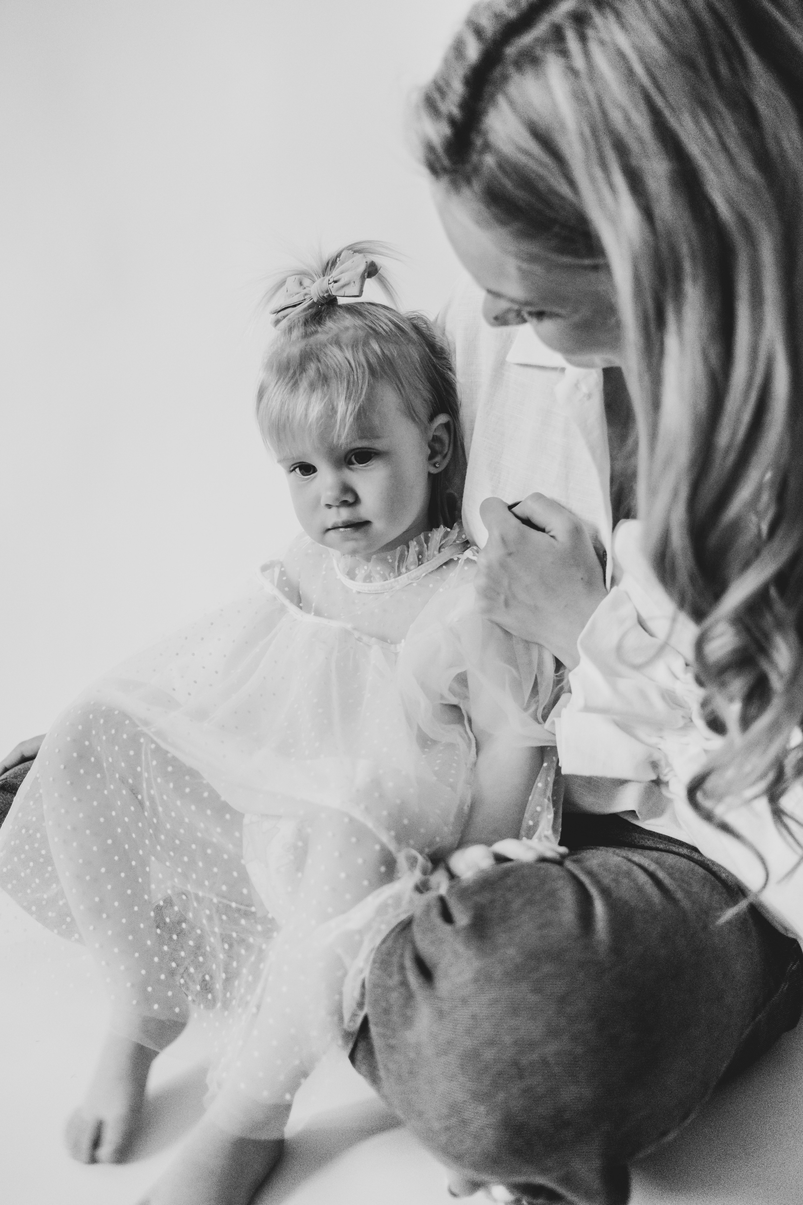 Мама и дочка фотосессия на белом фоне. Семейный фотограф в Москве Кристина Маркос