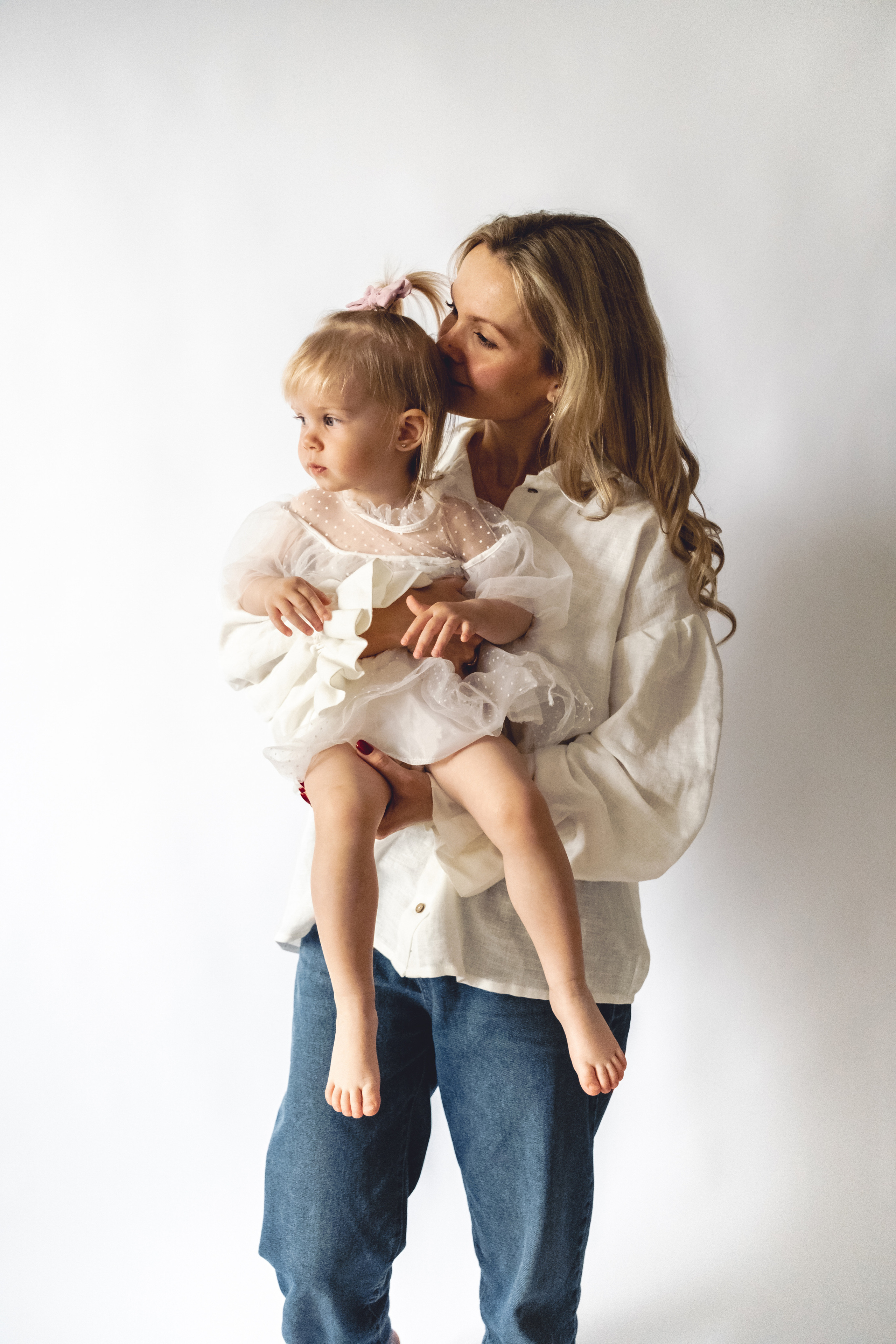 Мама и дочка фотосессия на белом фоне. Семейный фотограф в Москве Кристина Маркос