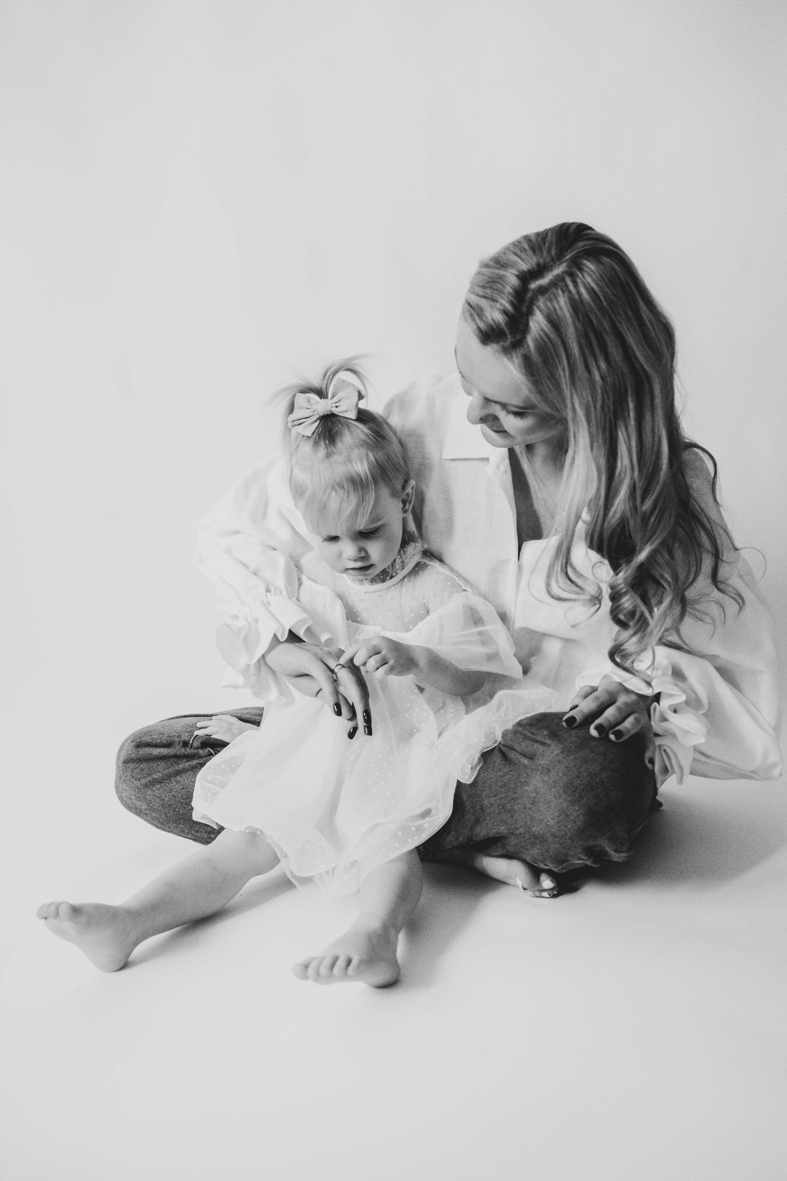 Мама и дочка фотосессия на белом фоне. Семейный фотограф в Москве Кристина Маркос