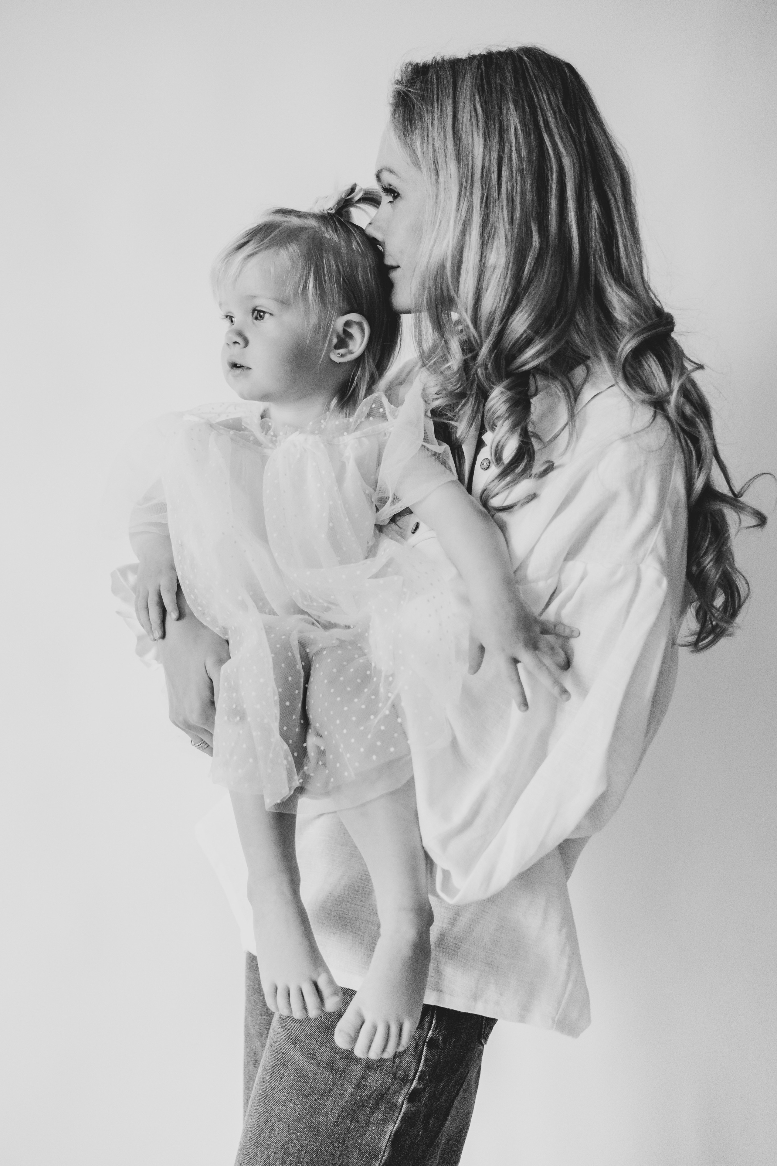 Мама и дочка фотосессия на белом фоне. Семейный фотограф в Москве Кристина Маркос