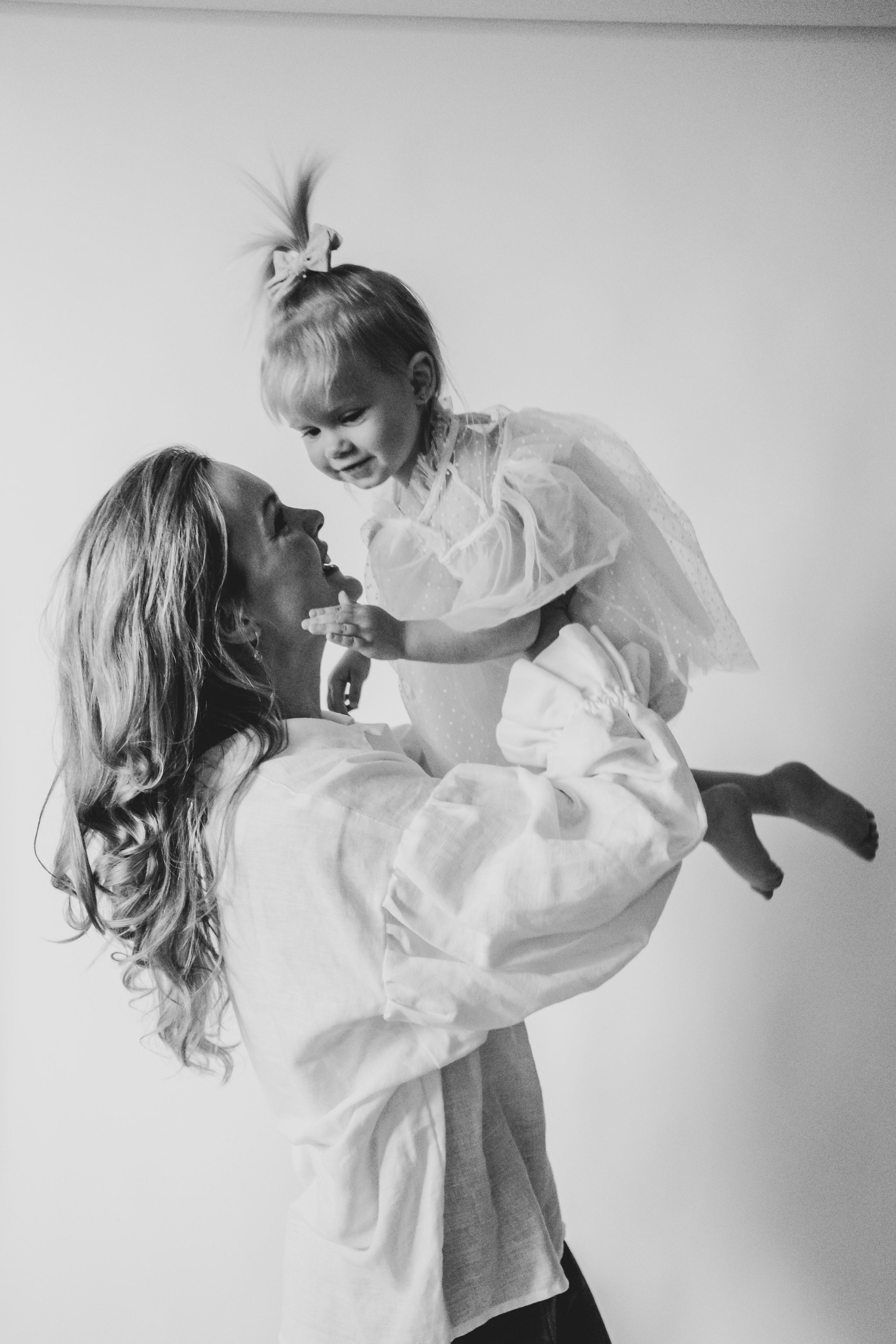 Мама и дочка фотосессия на белом фоне. Семейный фотограф в Москве Кристина Маркос