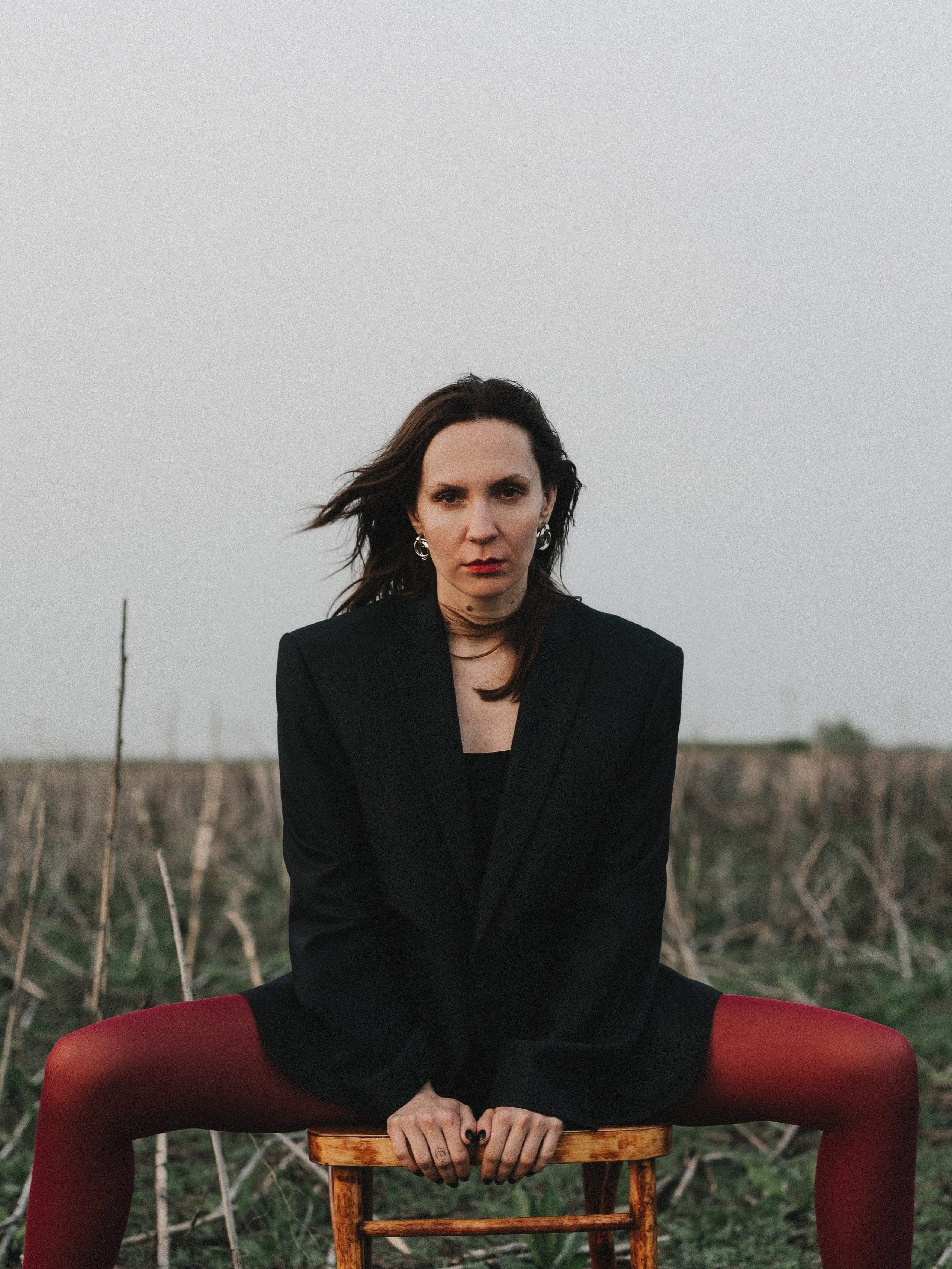 красное, фотосессия, портрет женский, портретная фотосессия, фотосессия на природе, идея для фотосессии, красные колготки 