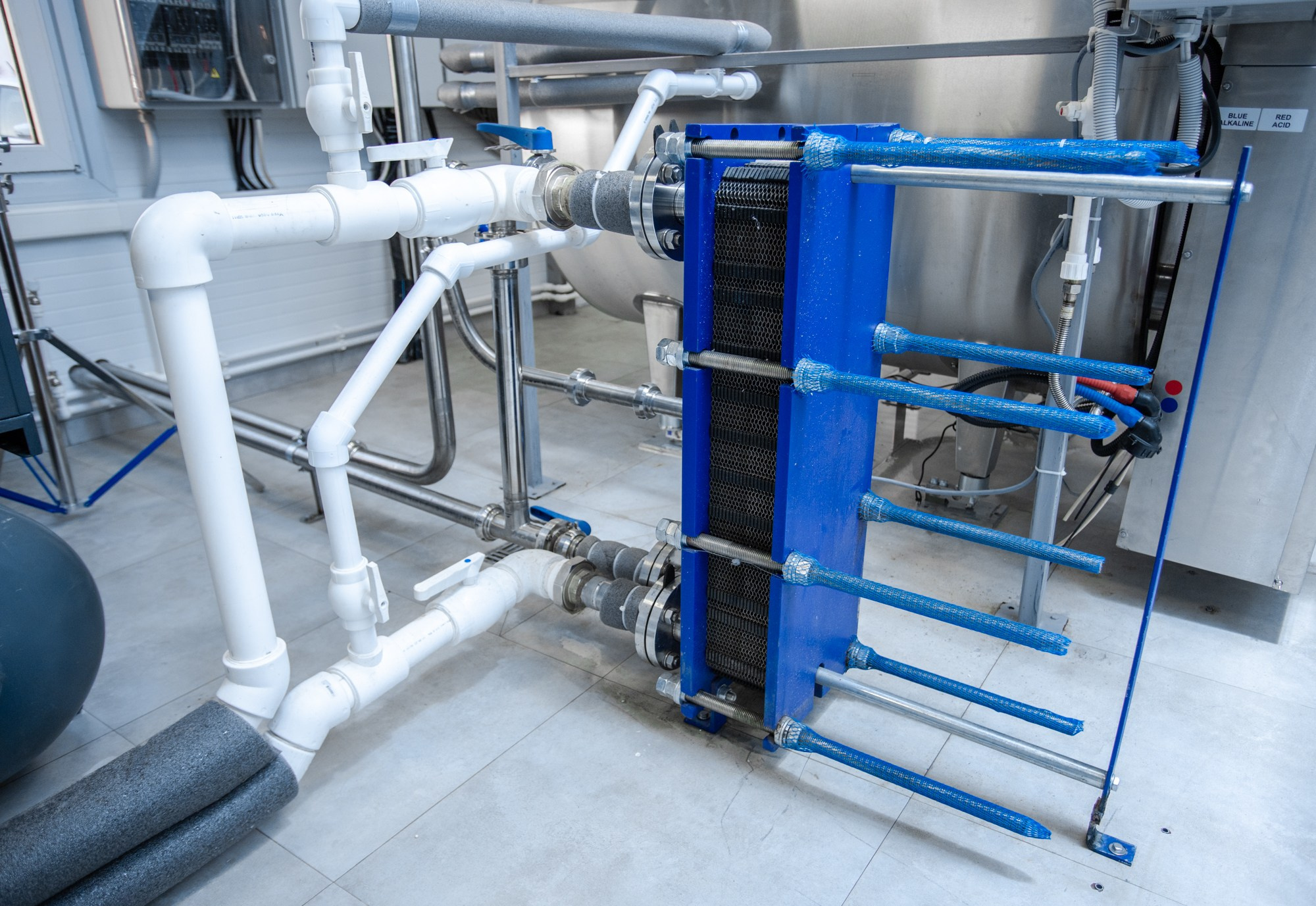 Оборудование хранения молока. Репортажный, промышленный и маркетплейс-фотограф Дмитрий Чернат