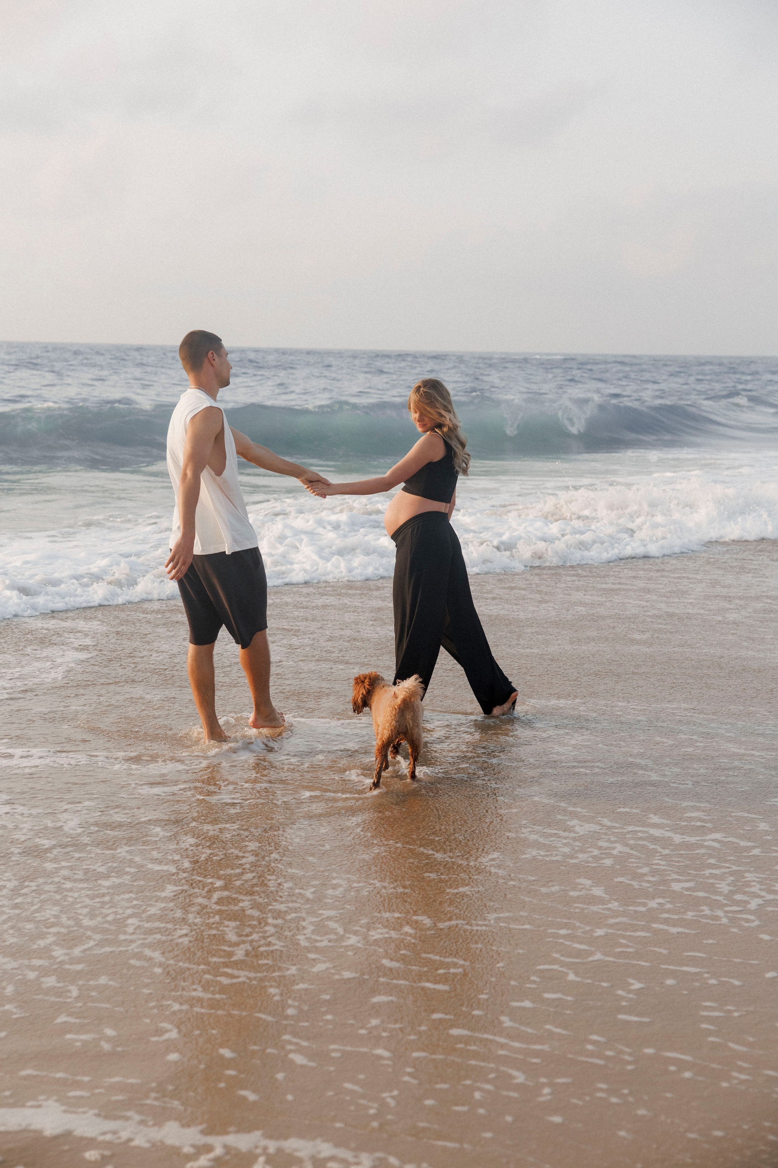 Pregnancy photoshoot near the sea (cloudy weather). Главная