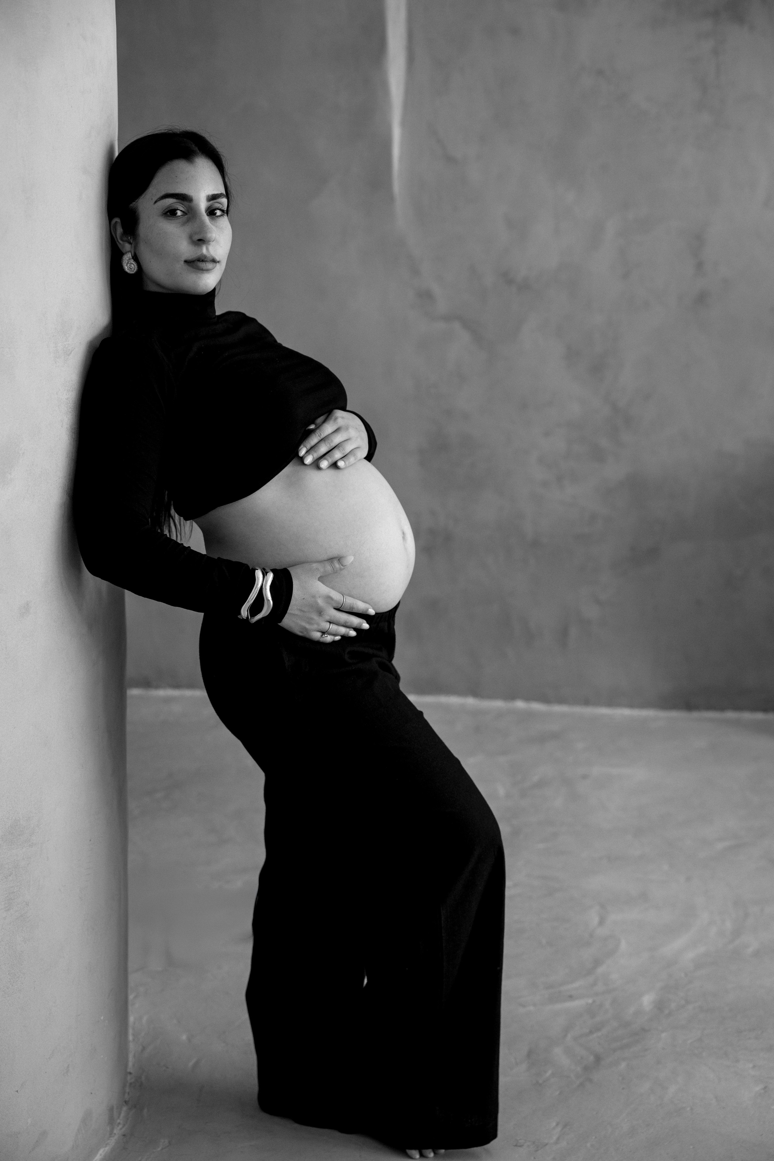 Pregnancy photoshoot inside the Grey Studio. Главная