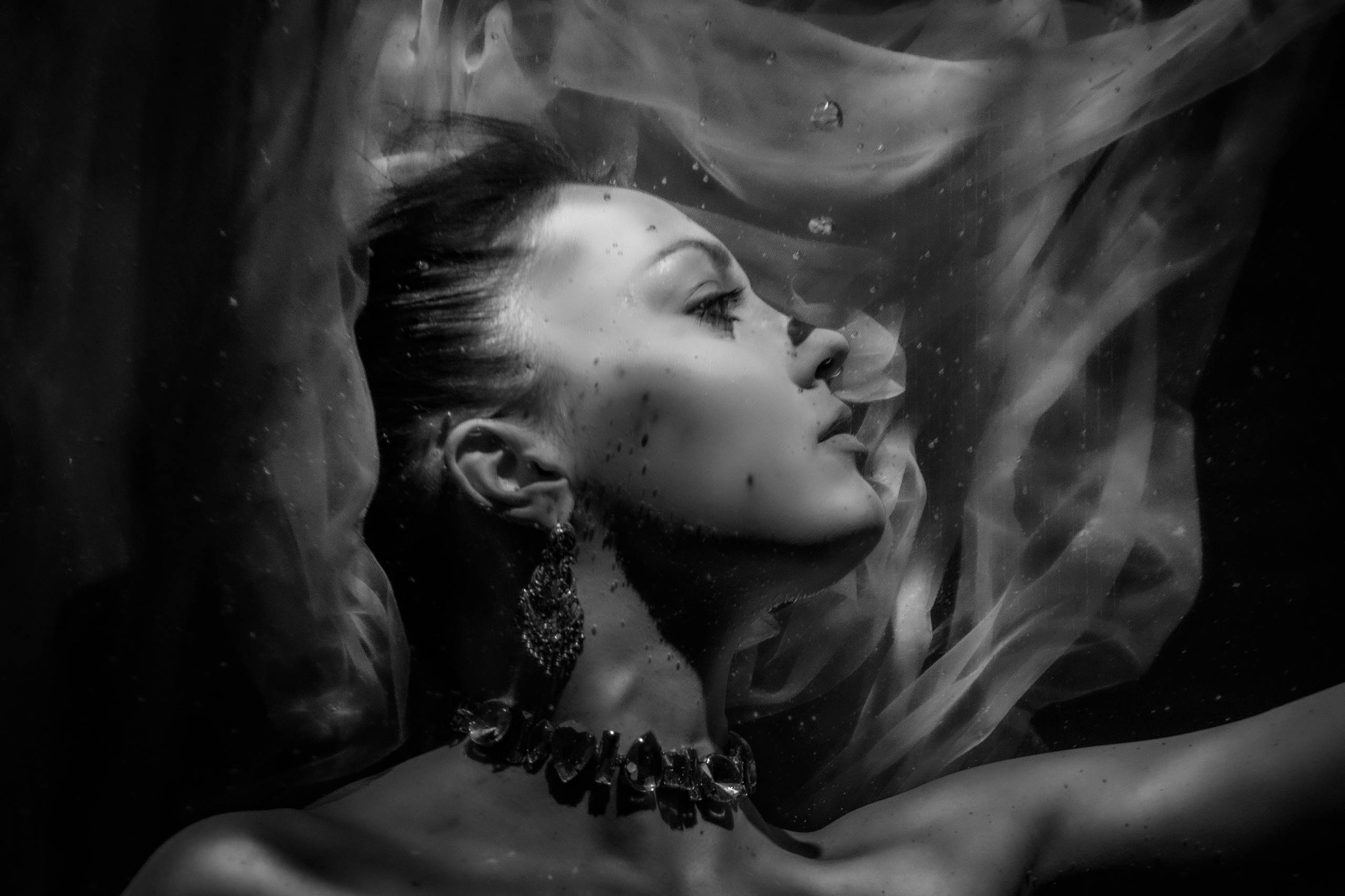 Подводный портрет в фотостудии Nemo, девушка в синем платье с эффектом невесомости