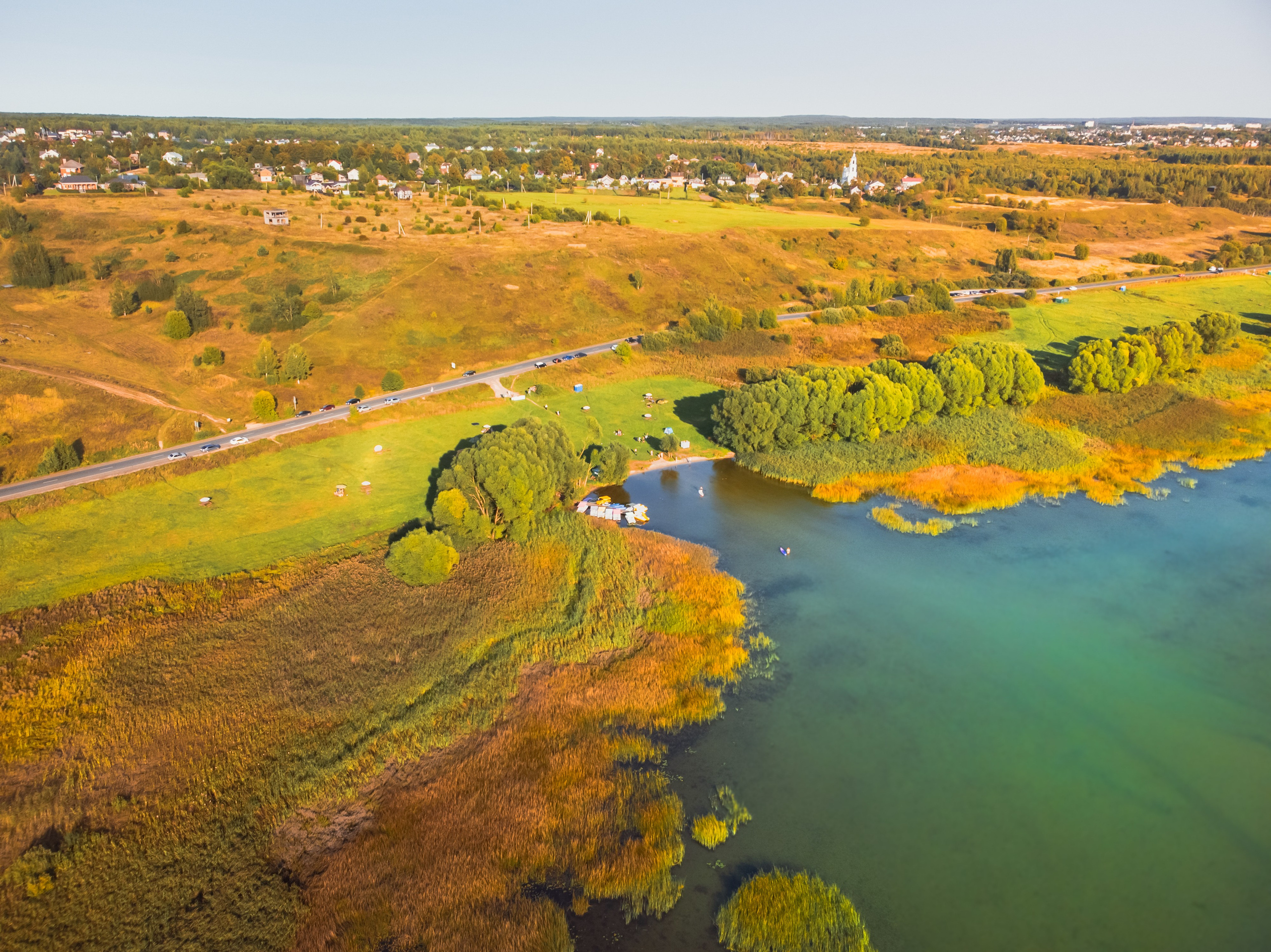Переславль - Залесский, Загородный клуб "ОЗЕРО", Плещеево озеро, национальный парк, небо, трава, лето, день, люди с палатками