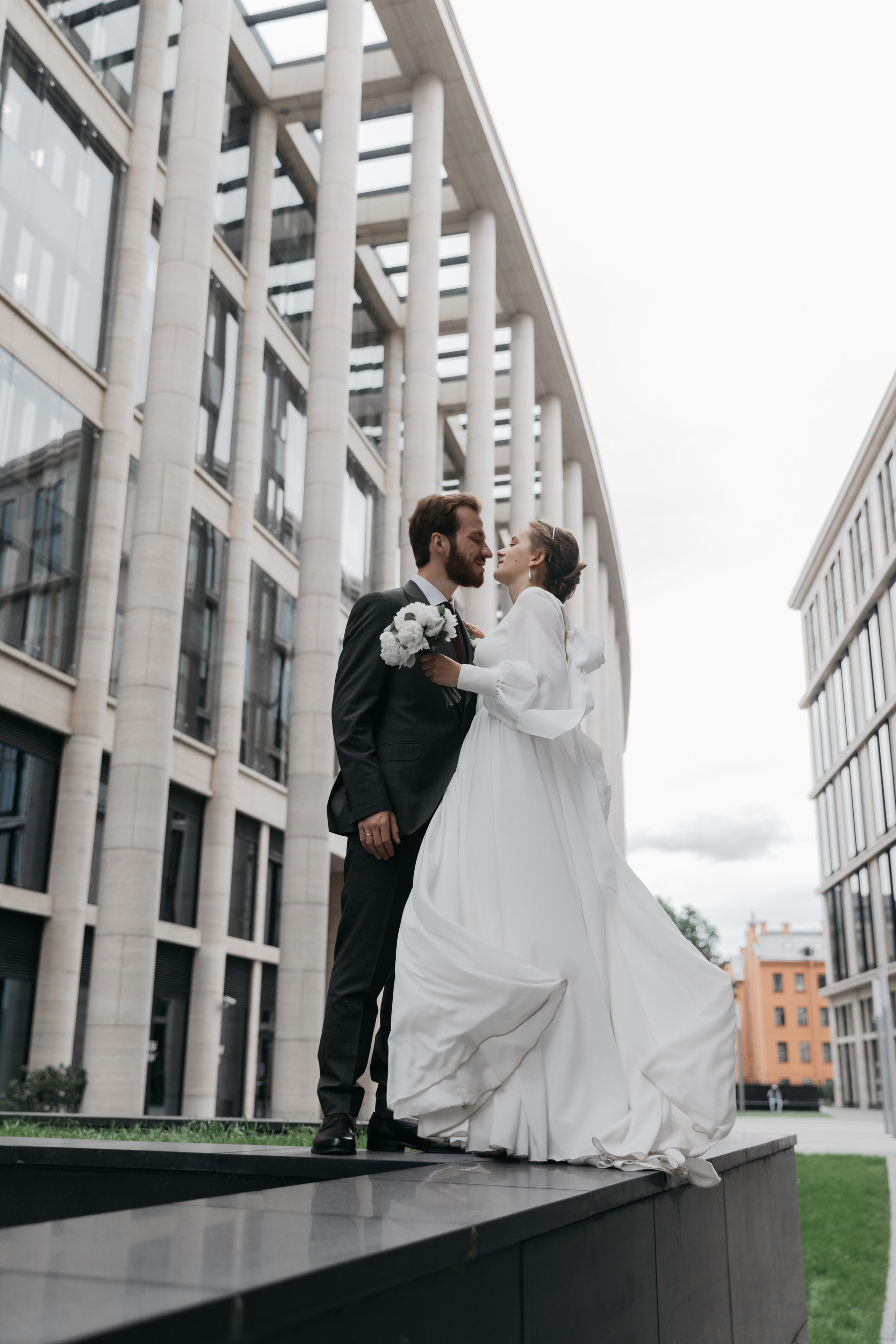 Любовь — противовес этому ужасу, любовь — акт единения и сохранения. Свадебный фотограф в Санкт-Петербурге