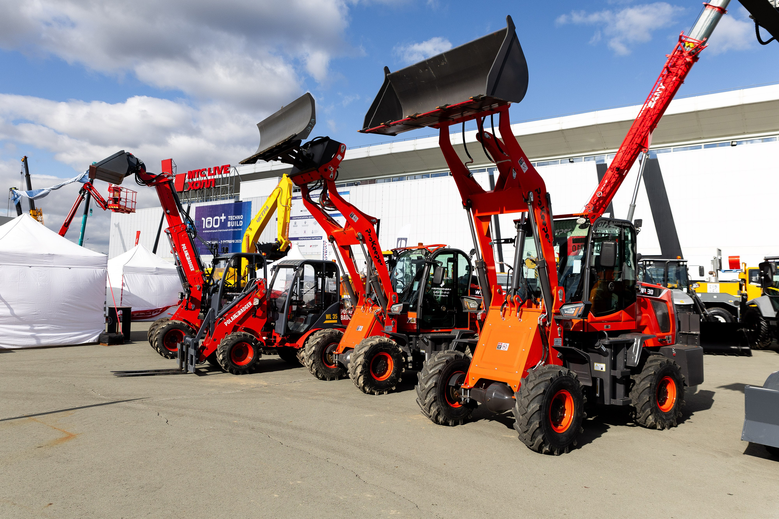 100+ (разные стенды). Фотограф Родион Нарудинов