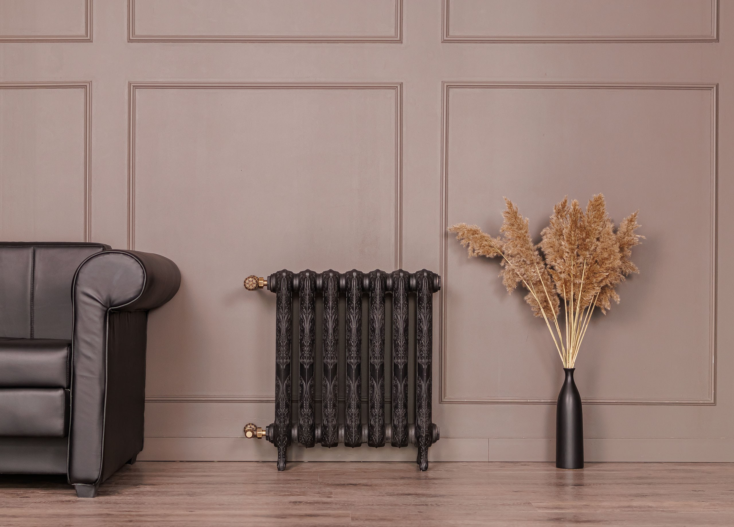Предметные фотографии дизайнерских радиаторов отопления в стиле ретро