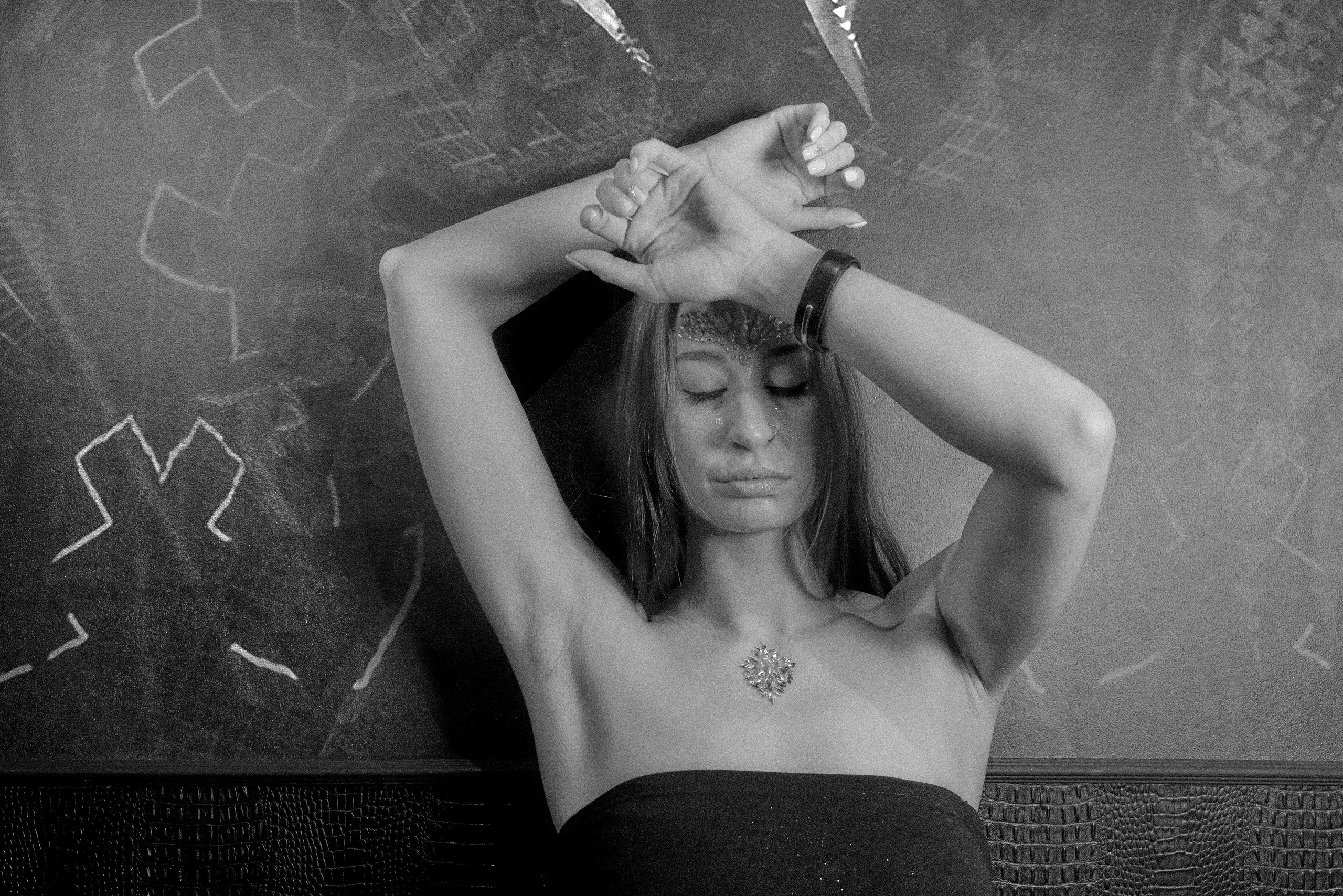 Фотоальбом с избранными женскими портретами