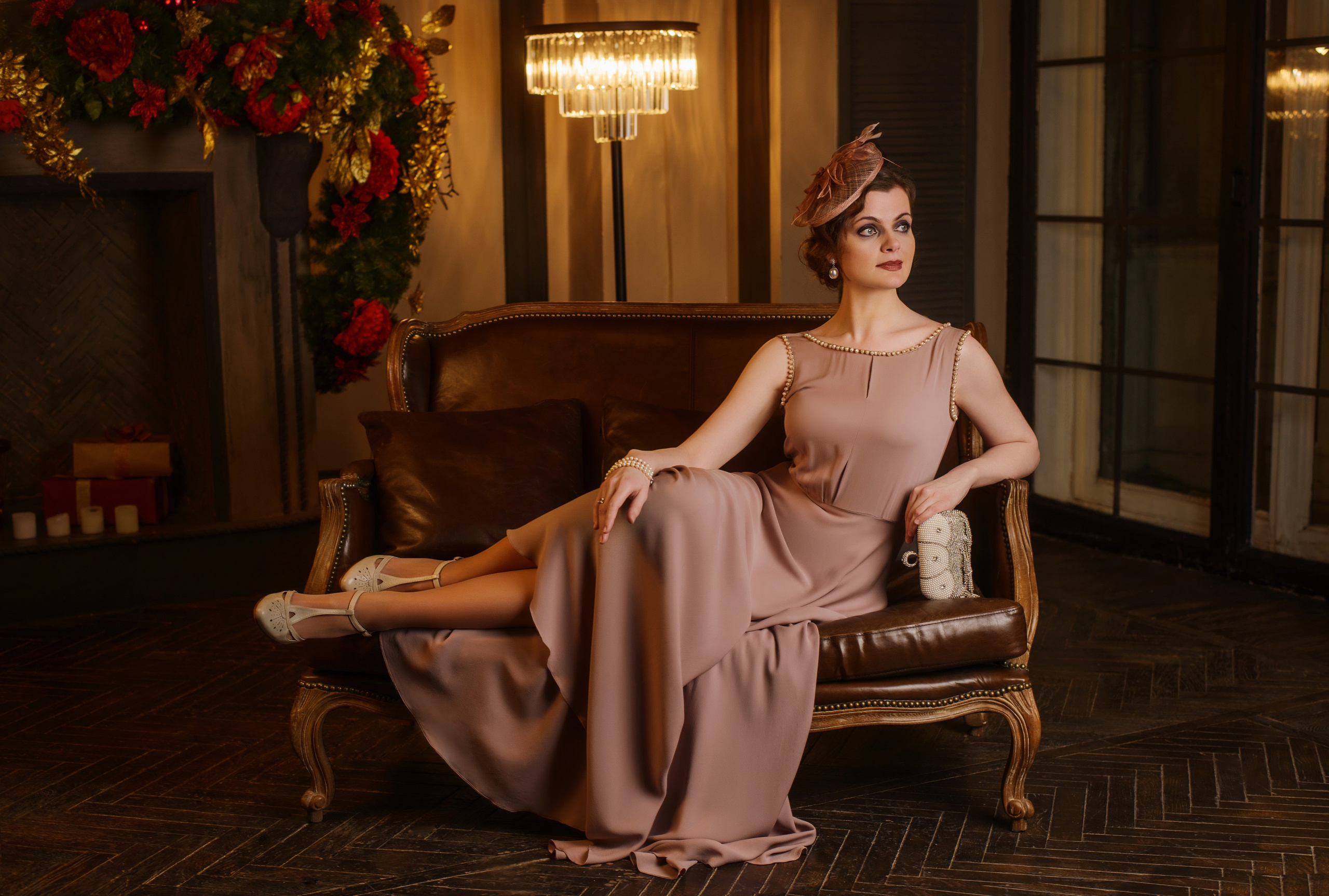 Фотосессия женщины на диване в ретро образе