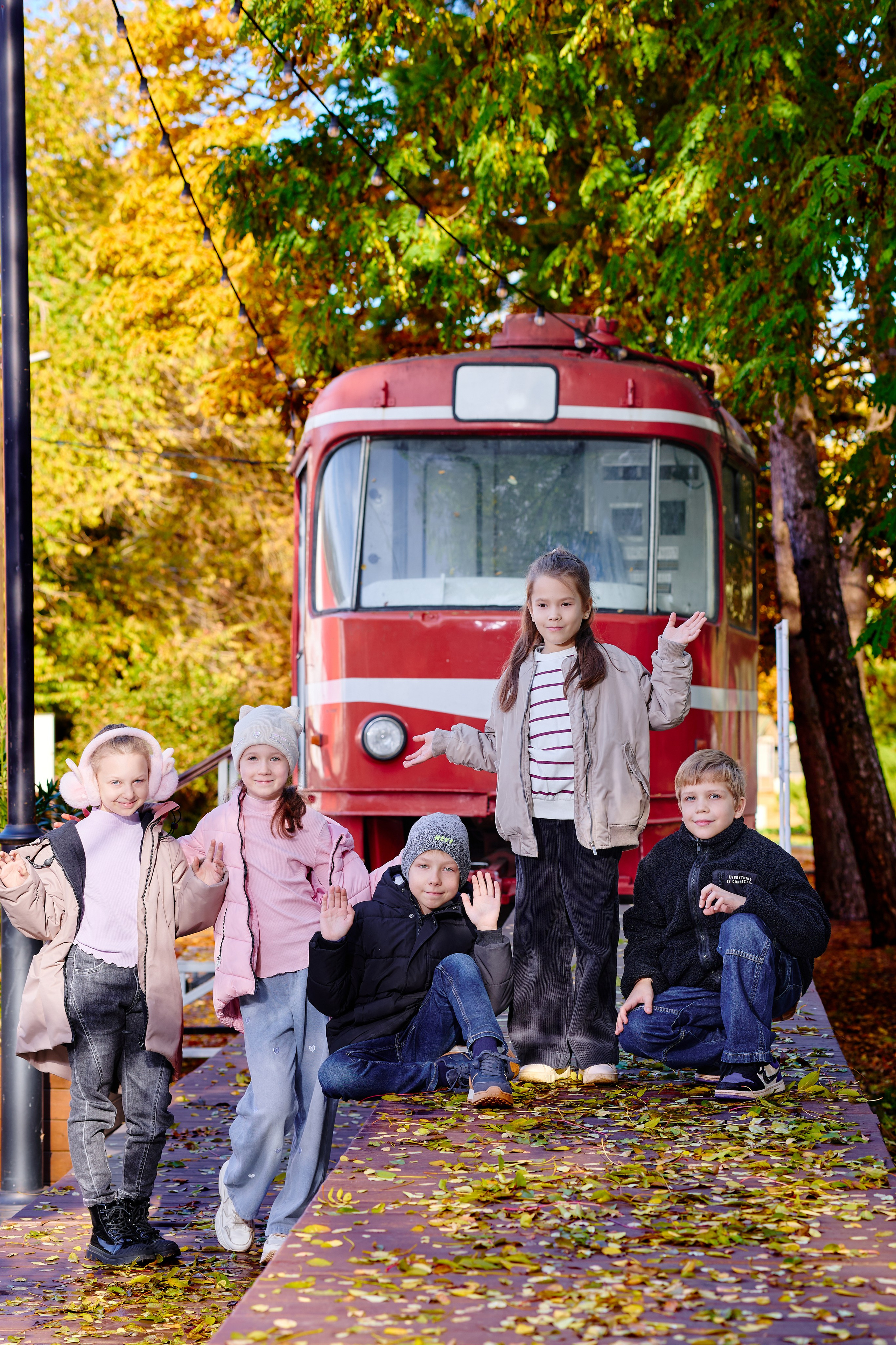 Прогулка в парке классом. Фотограф Выпускные альбомы Таганрог Сергей Коробченко