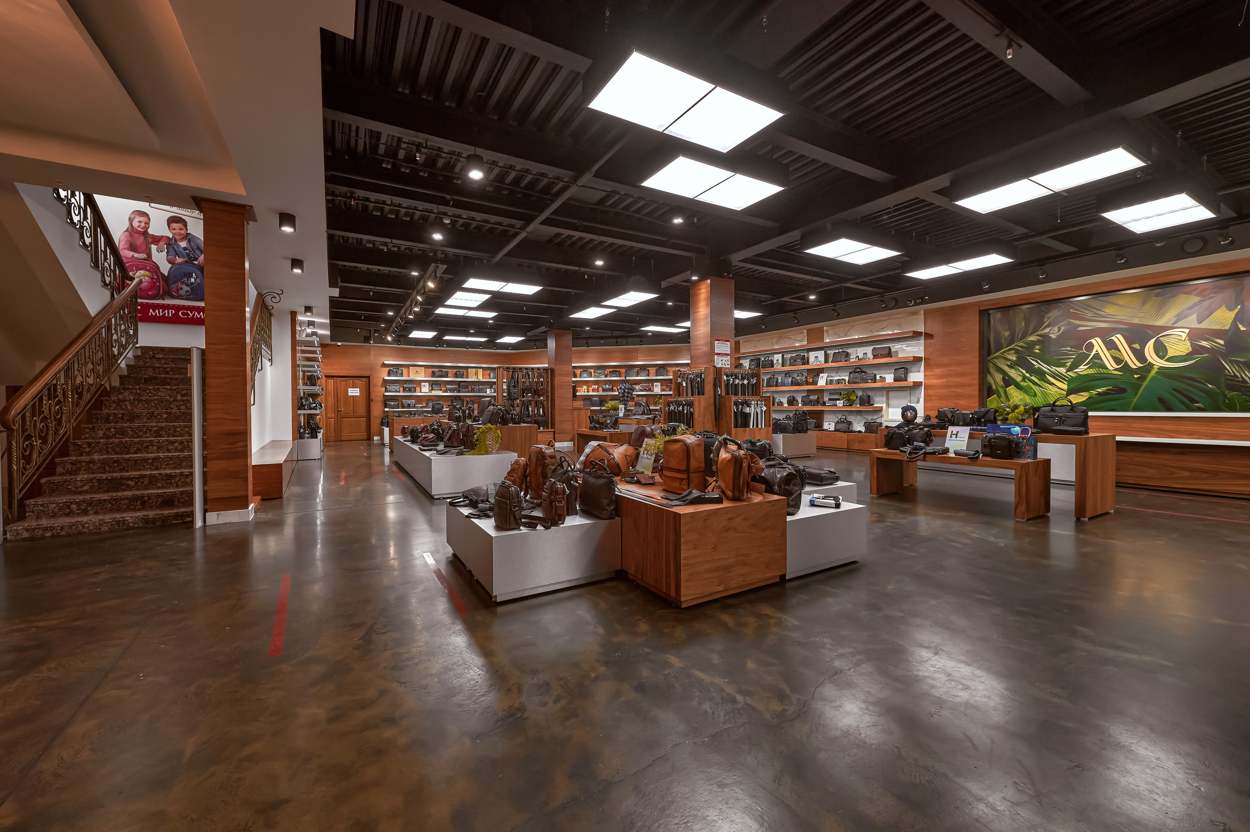 Портфолио по интерьерной и экстерьерной фотосъёмки: Мир сумок — Левый берег. Фотограф Яковлев Роман — Красноярск