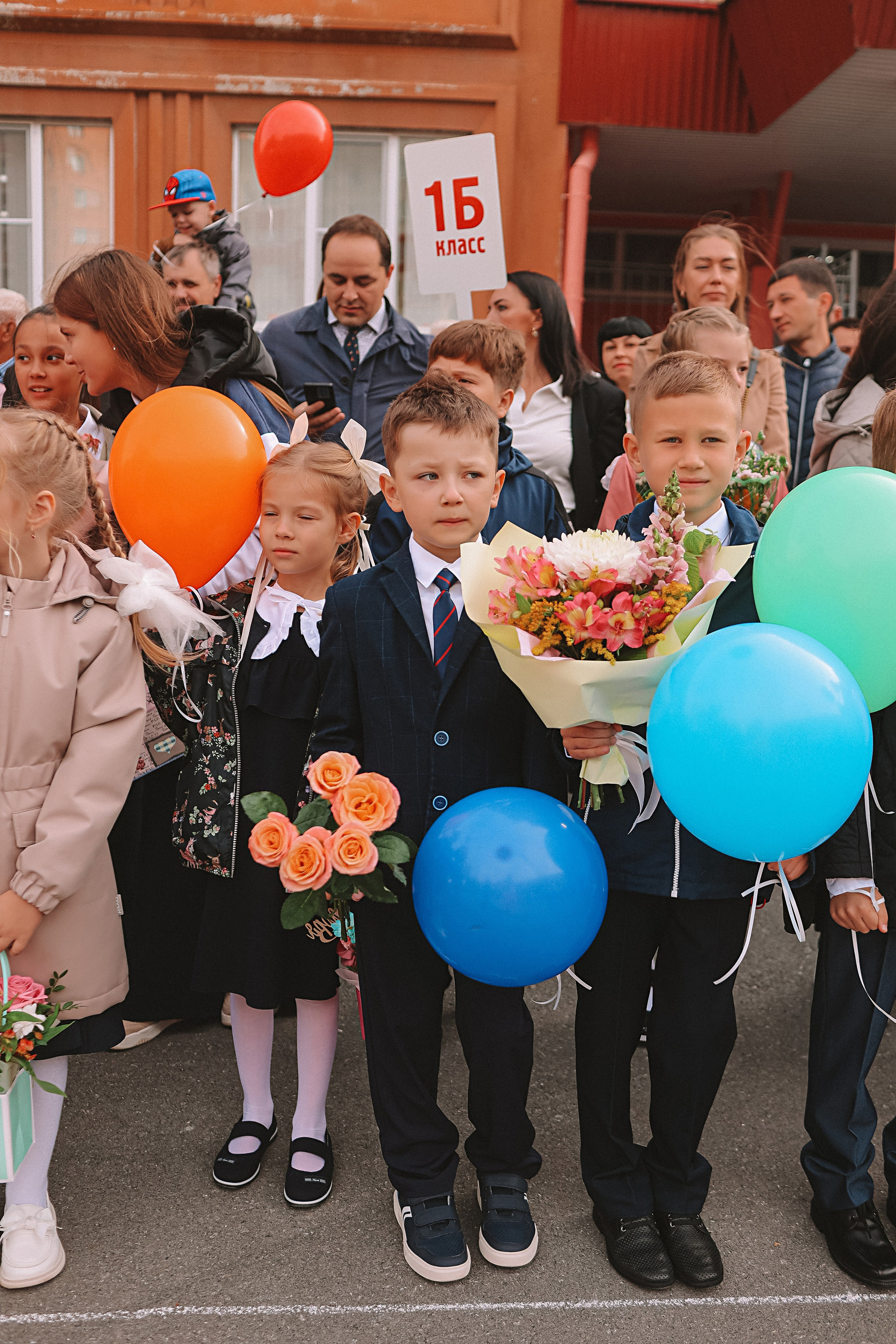 1 сентября линейка+кл час+портреты. Семейный фотограф Тюмень, фотограф на роды Салмина Мария