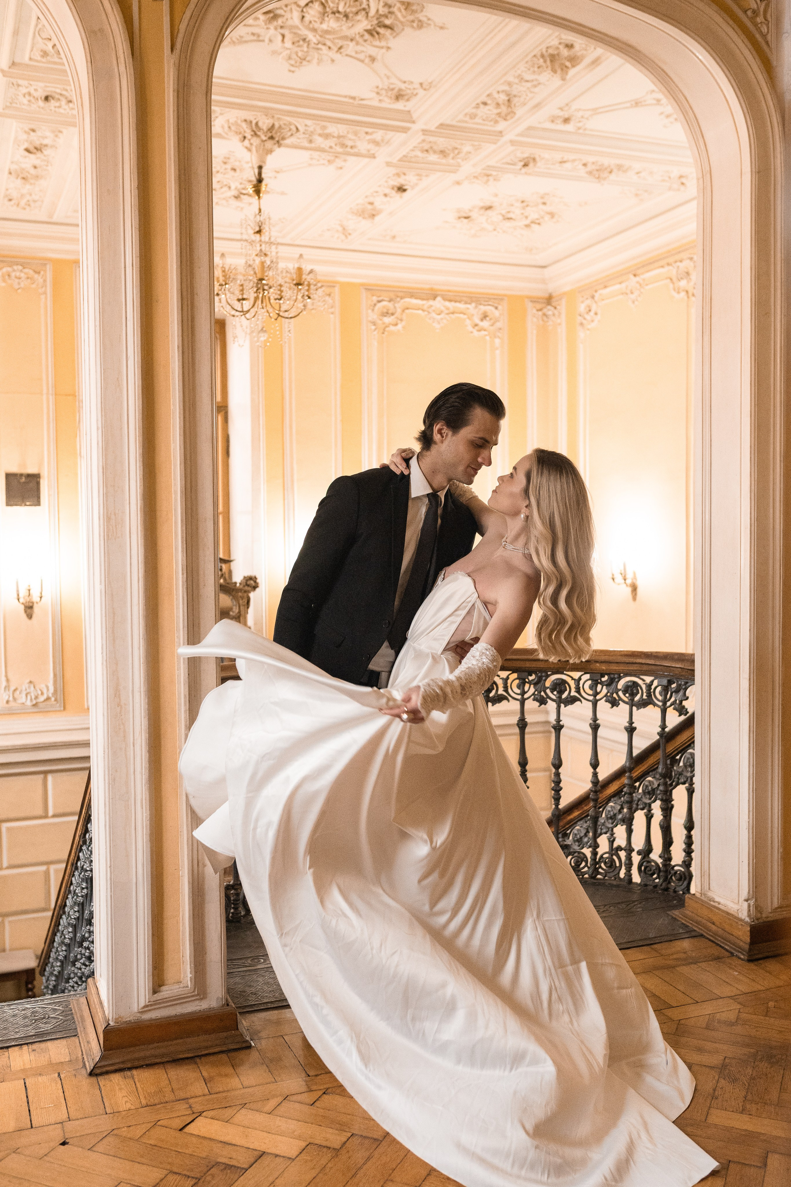 Свадебная фотосессия в Пушкинской библиотеке. Свадебный фотограф в Москве Анна Полушина