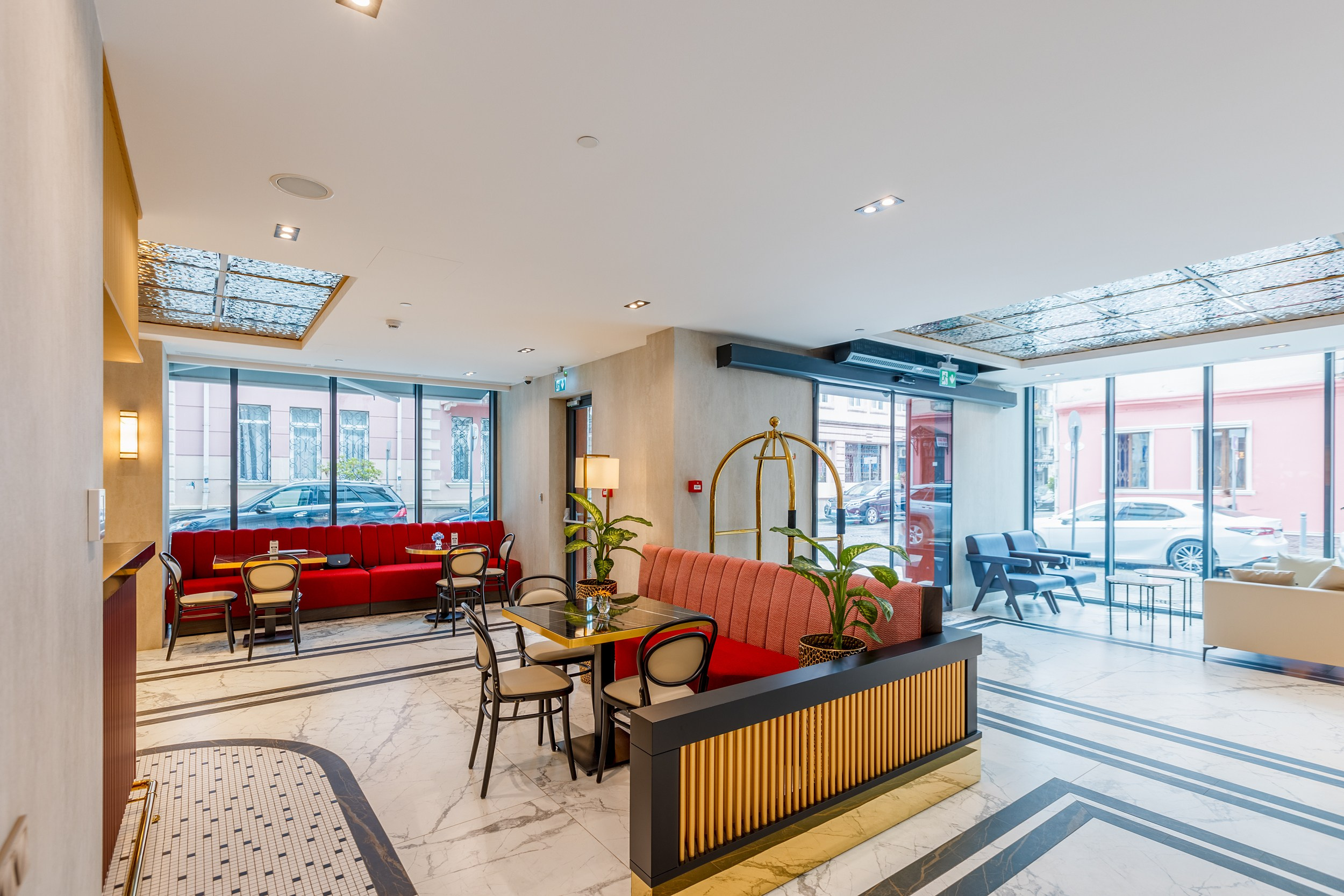 HOTEL PIAZZA EPIGRAPH (BATUMI). Режиссёр, клипмейкер, фотограф — Андрей Охота