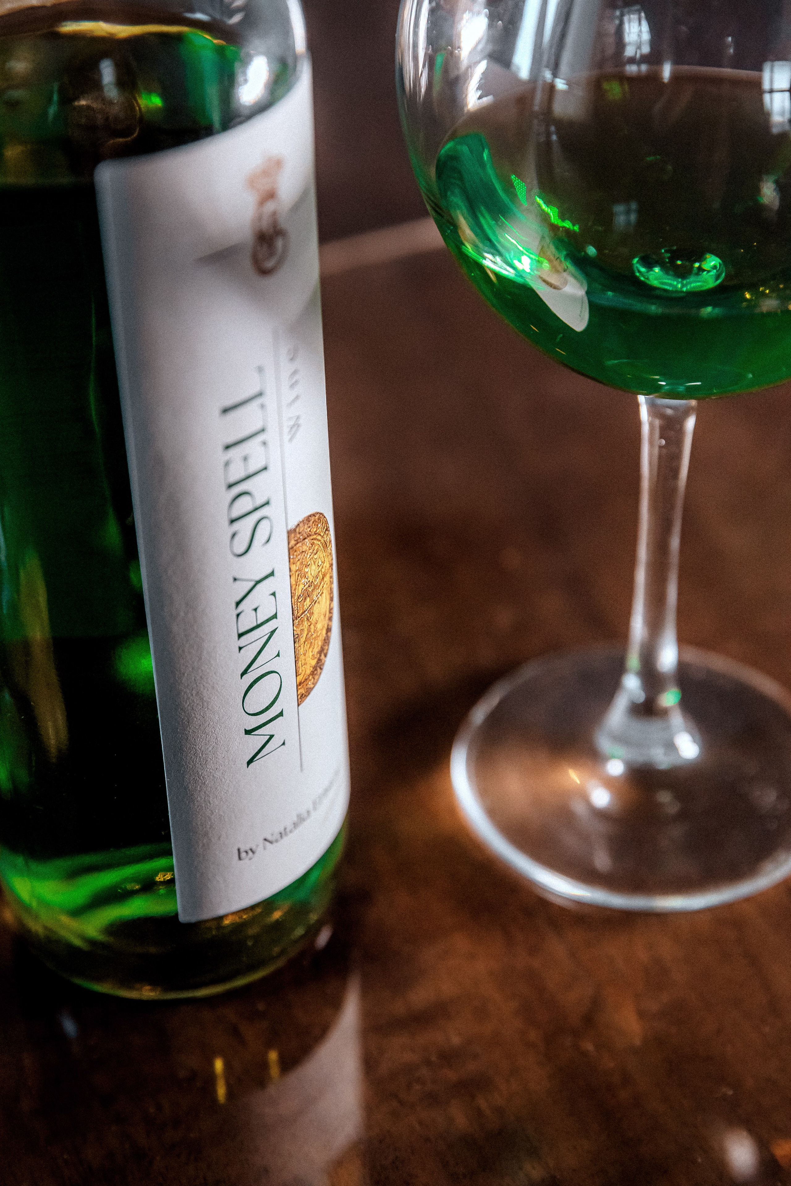 Вино «Money spell wine». Свадебный фотограф Грузия Тбилиси