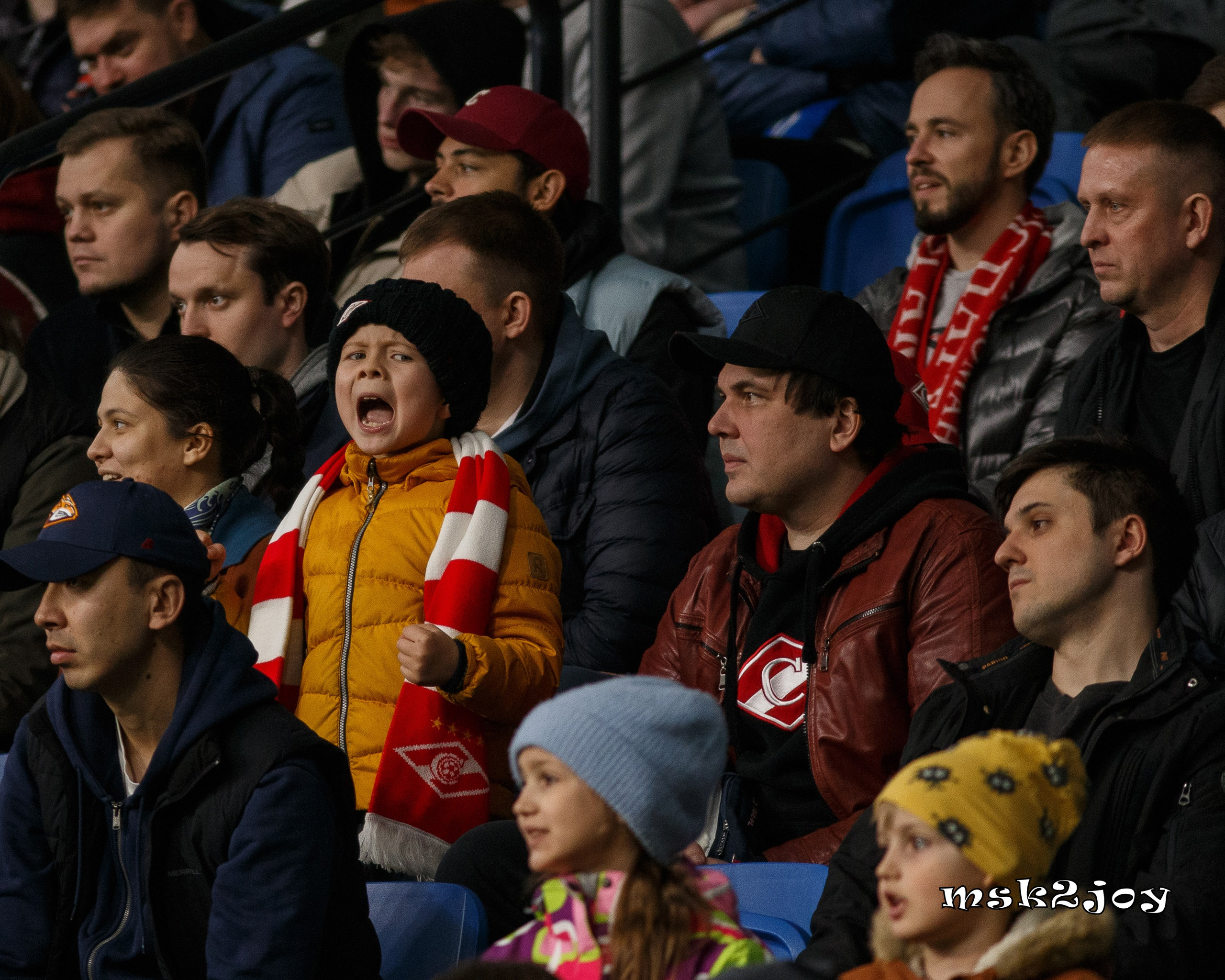 Болельщики футбольного клуба Спартак Москва на трибуне. Фотограф - Михаил Тоцкий.