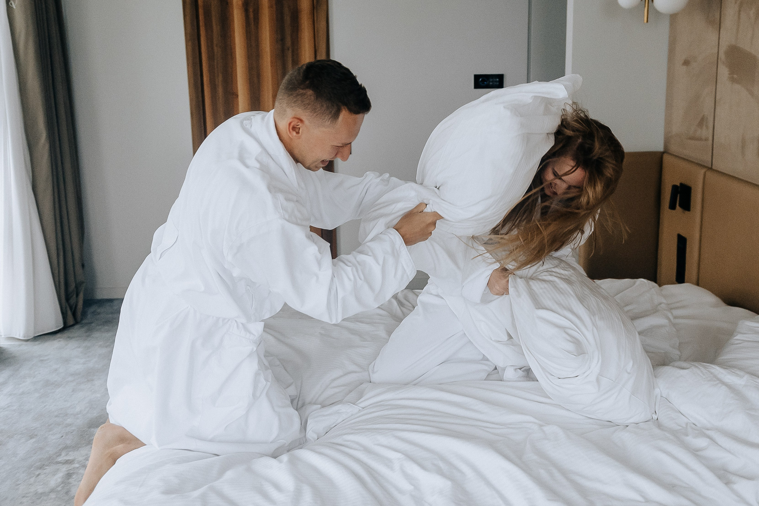 Драка подушками на фотосессии в отеле