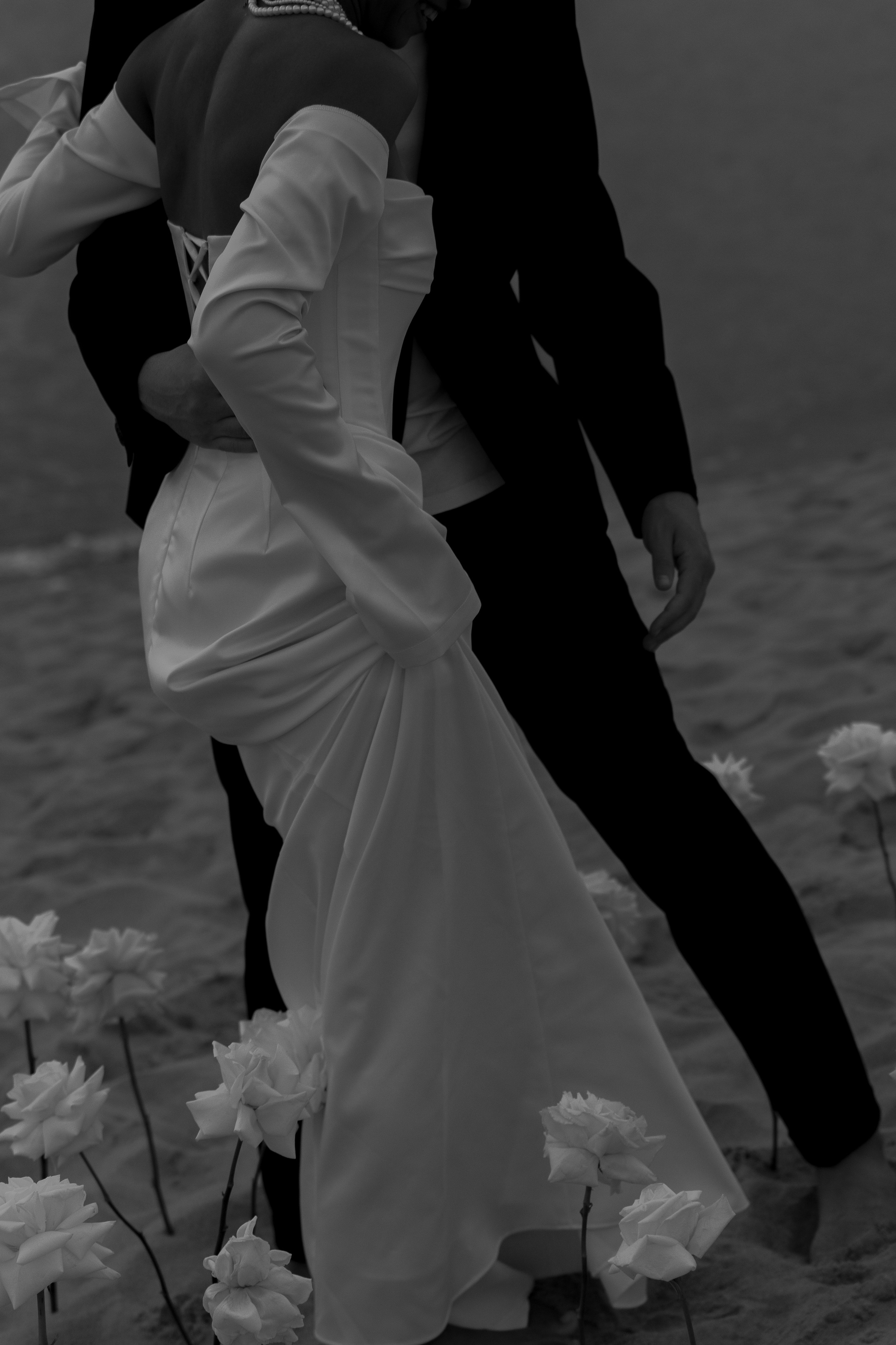 Выездная регистрация на море с белыми розами. Свадебный фотограф Калининград