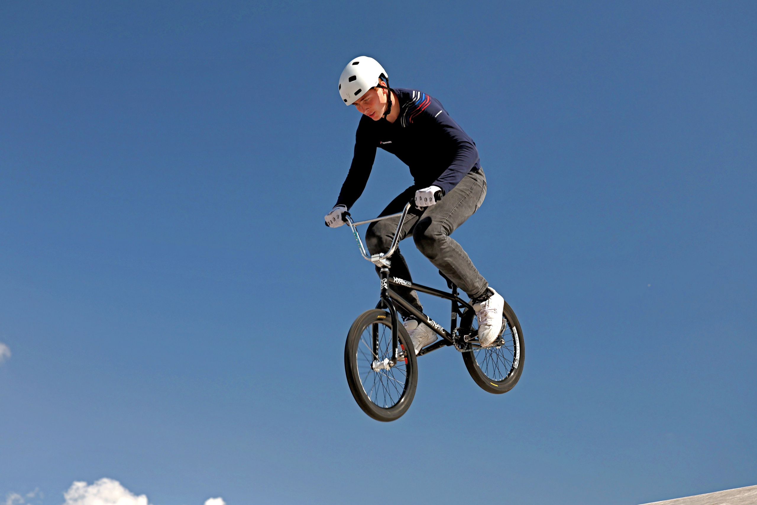 BMX в полете над трамплином