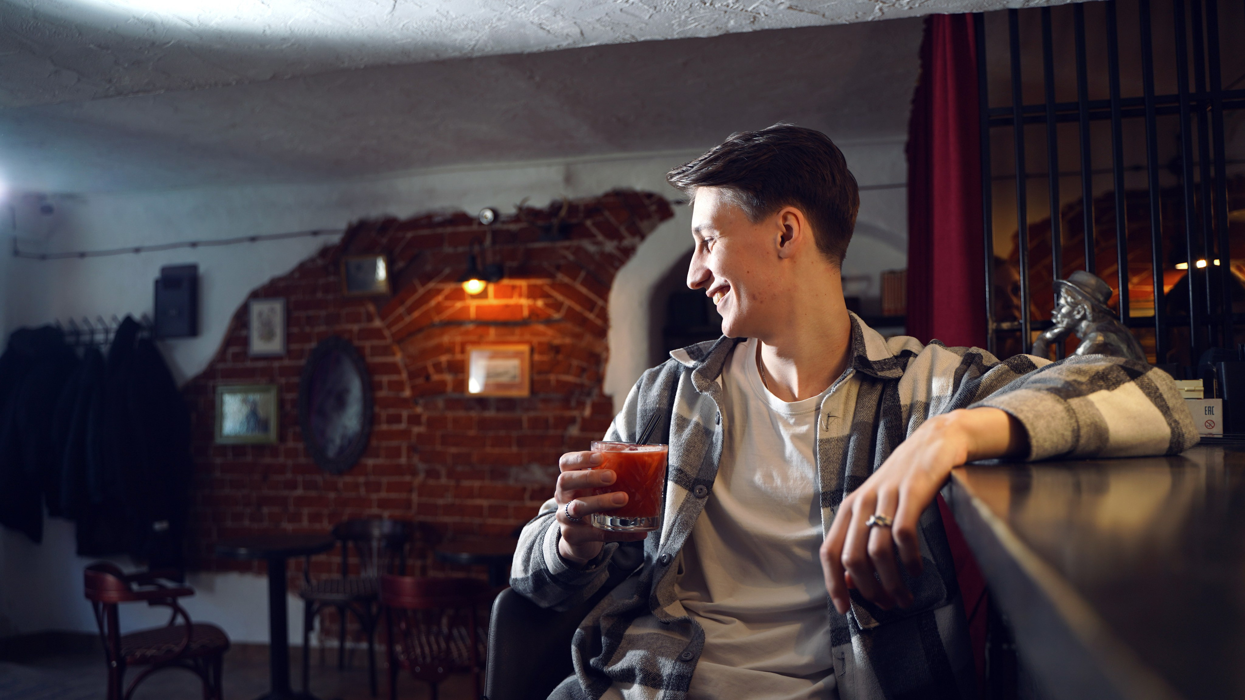 «На Дне» рюмочная. Фотограф Надежда Жемкова. Фотосъёмка, ретушь, фотомонтаж для вас и вашего бизнеса