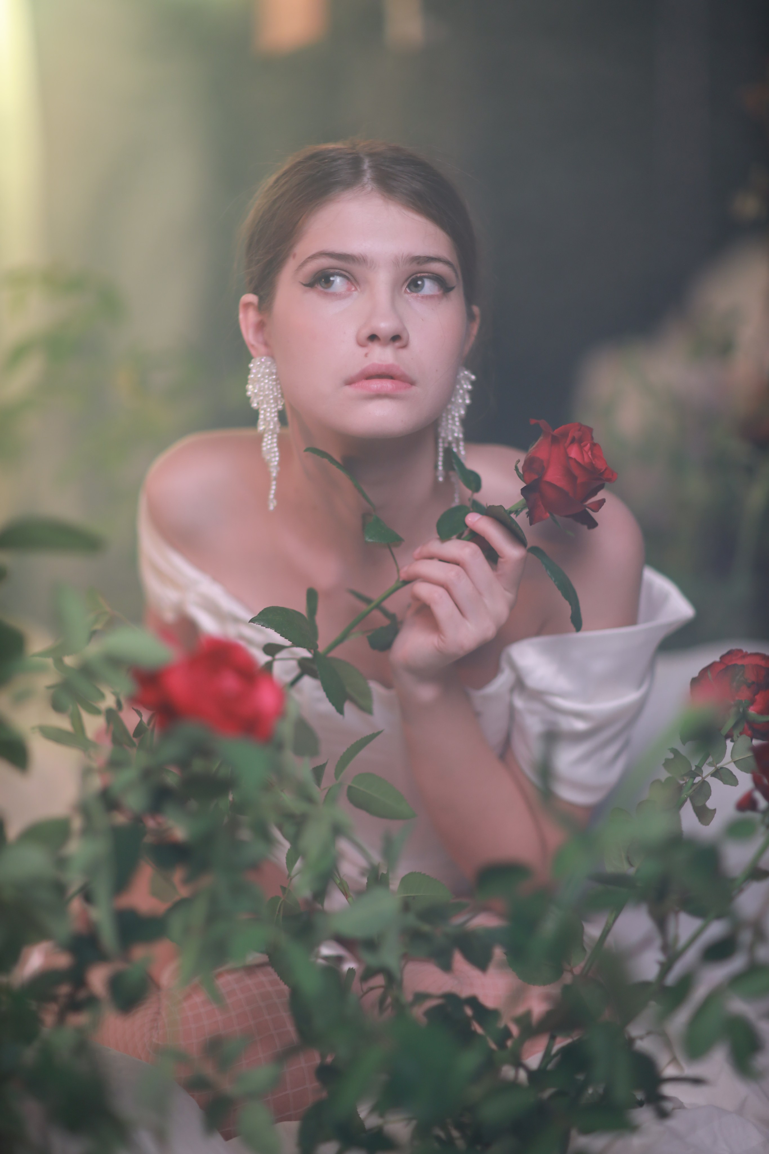 Розы и белое платье. Съемка в студии под ваш запрос, студийные съемки, фотографии архитектурных объектов — Александр Евстигнеев — фотограф Москва