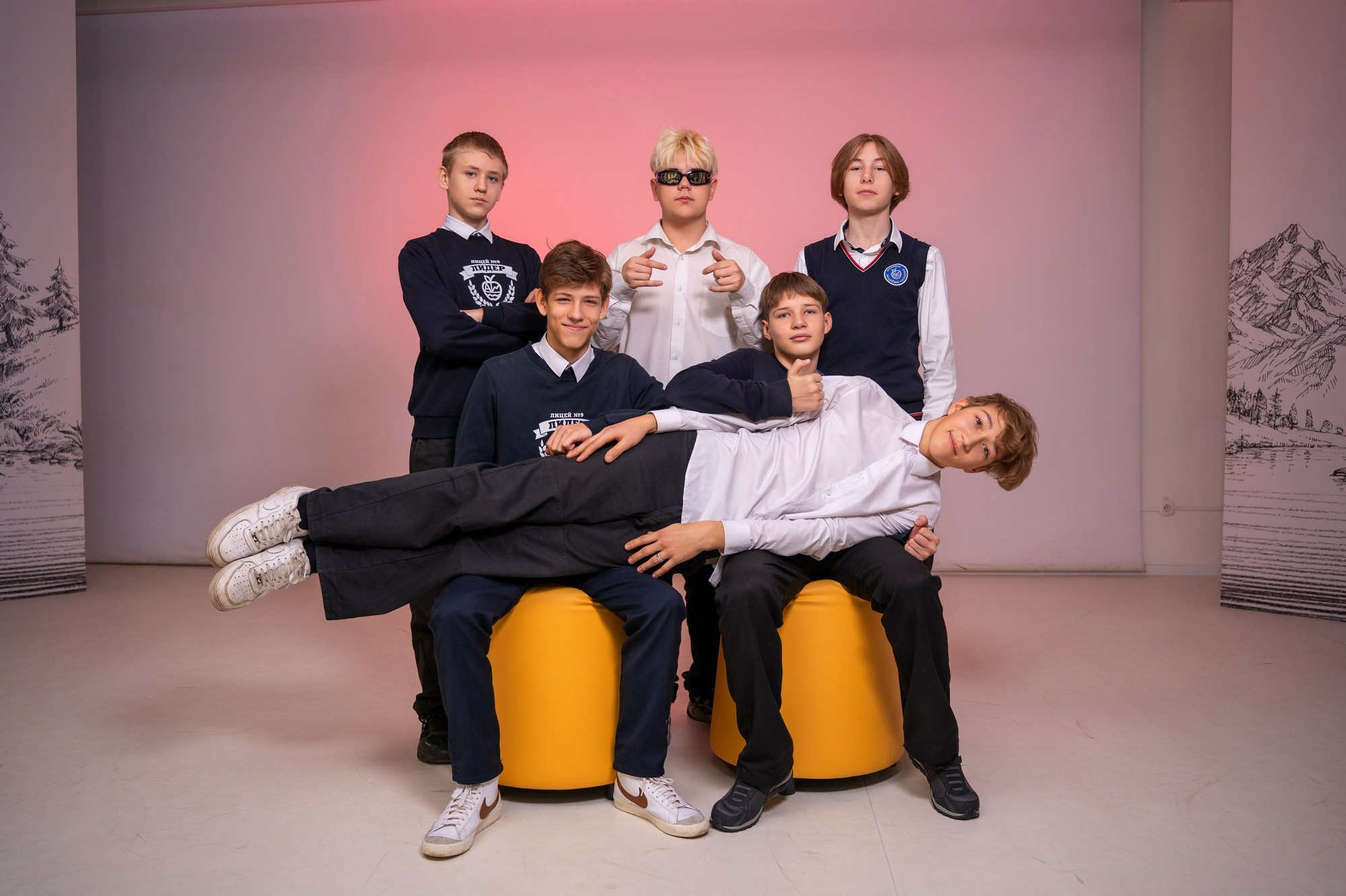 Фотосессия в школе с цветными фильтрами. СИГМА | Студия выпускных альбомов Красноярск