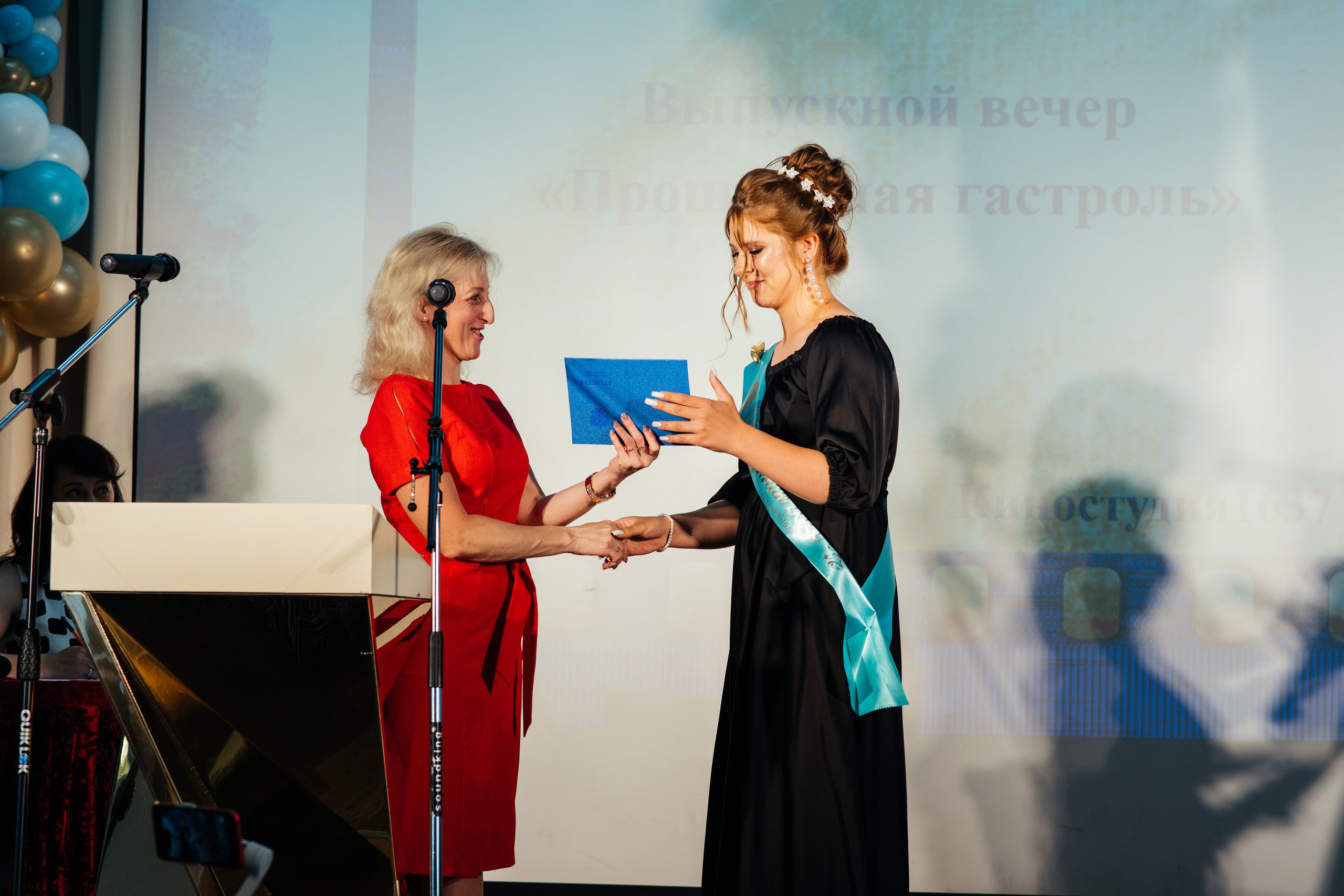 Вручение аттестатов. Выпускные альбомы в Подольске Москве и МО