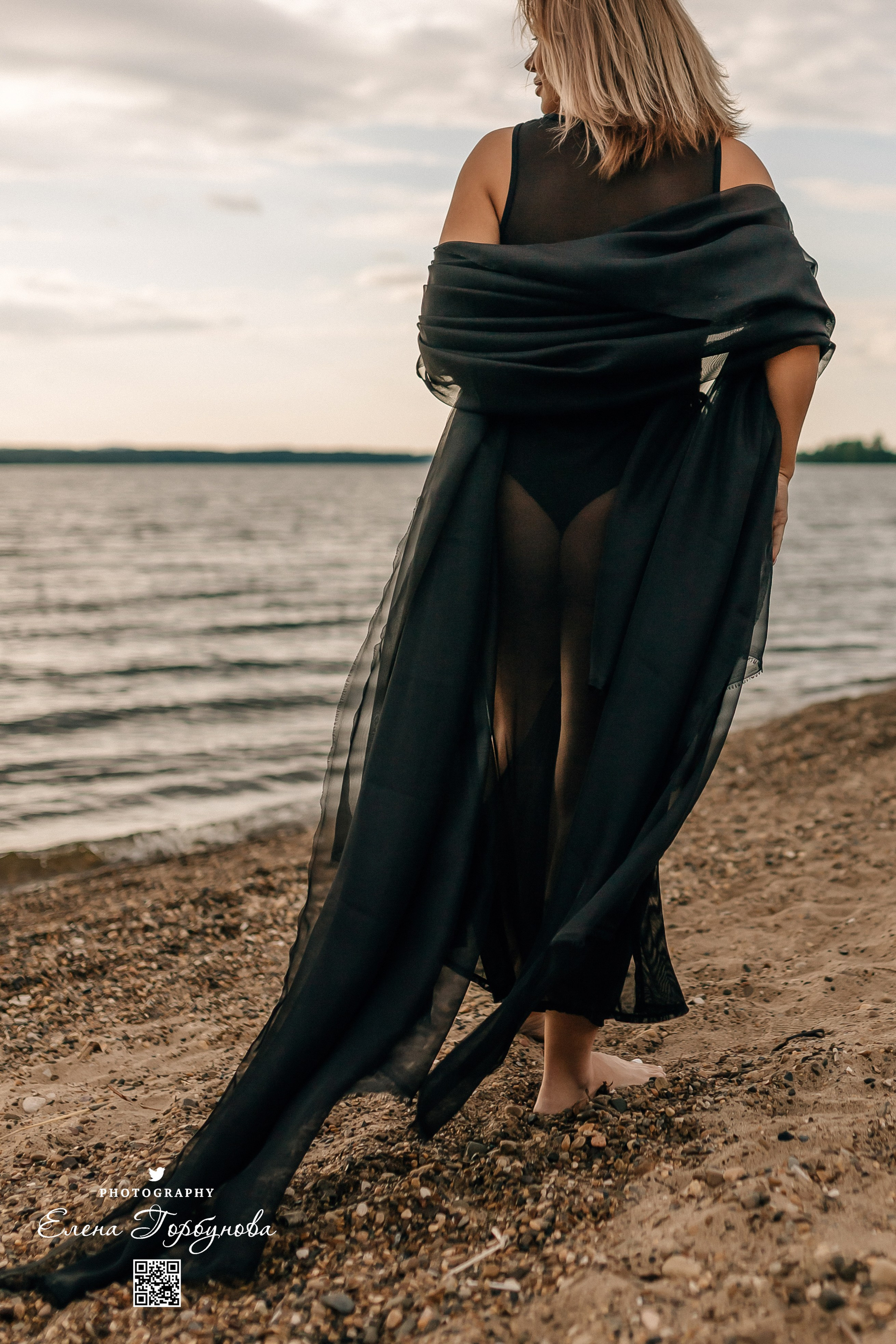 Черная серия с тканью. Набережная. Александра и Таисия. Июль 2025 г. Фотограф Пермь. Свадьбы. Семья и дети, школа, д. сад. Фотокниги