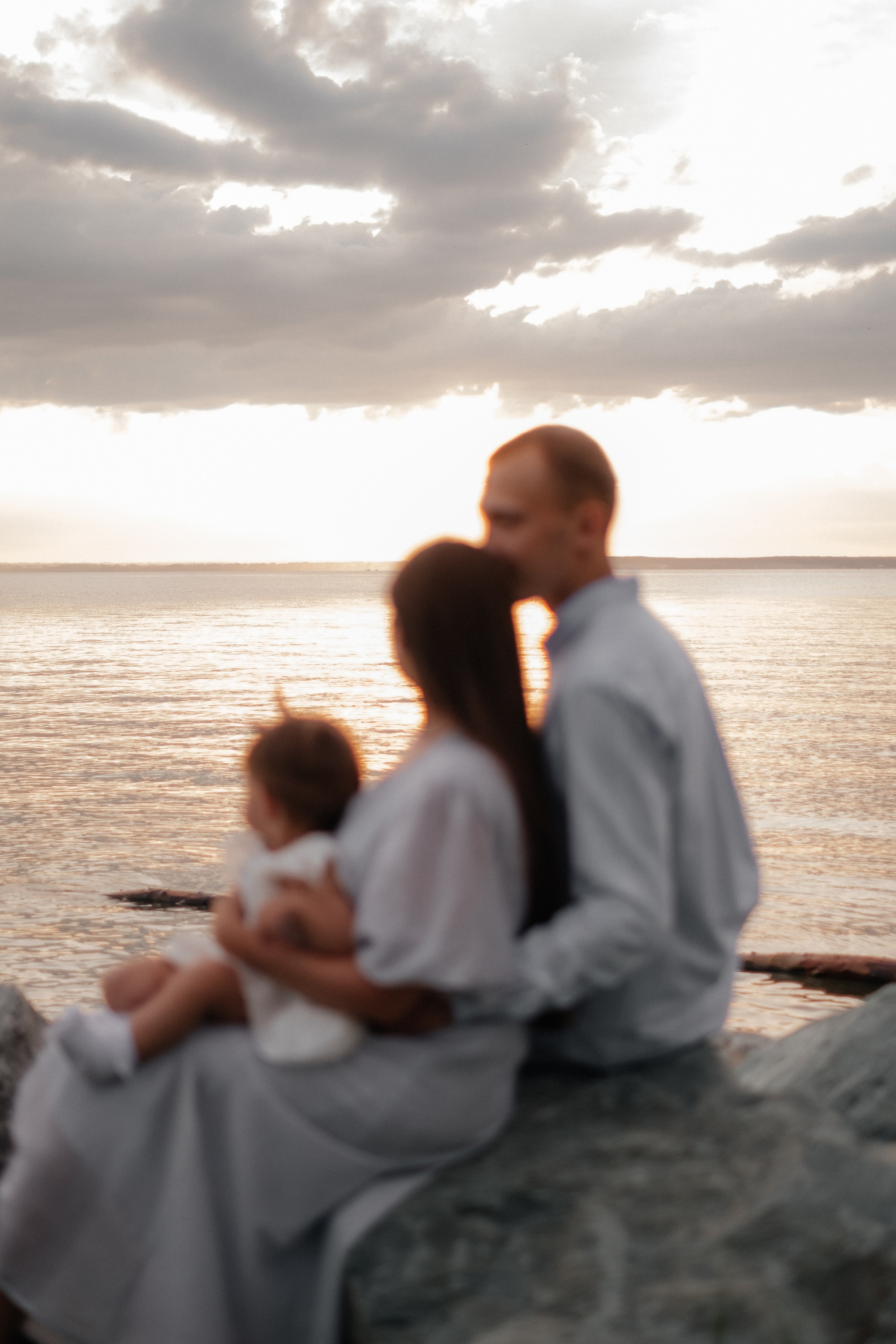 Алина, Ярослав и Тая на берегу. Фотограф в Новосибирске Диана Ильиных