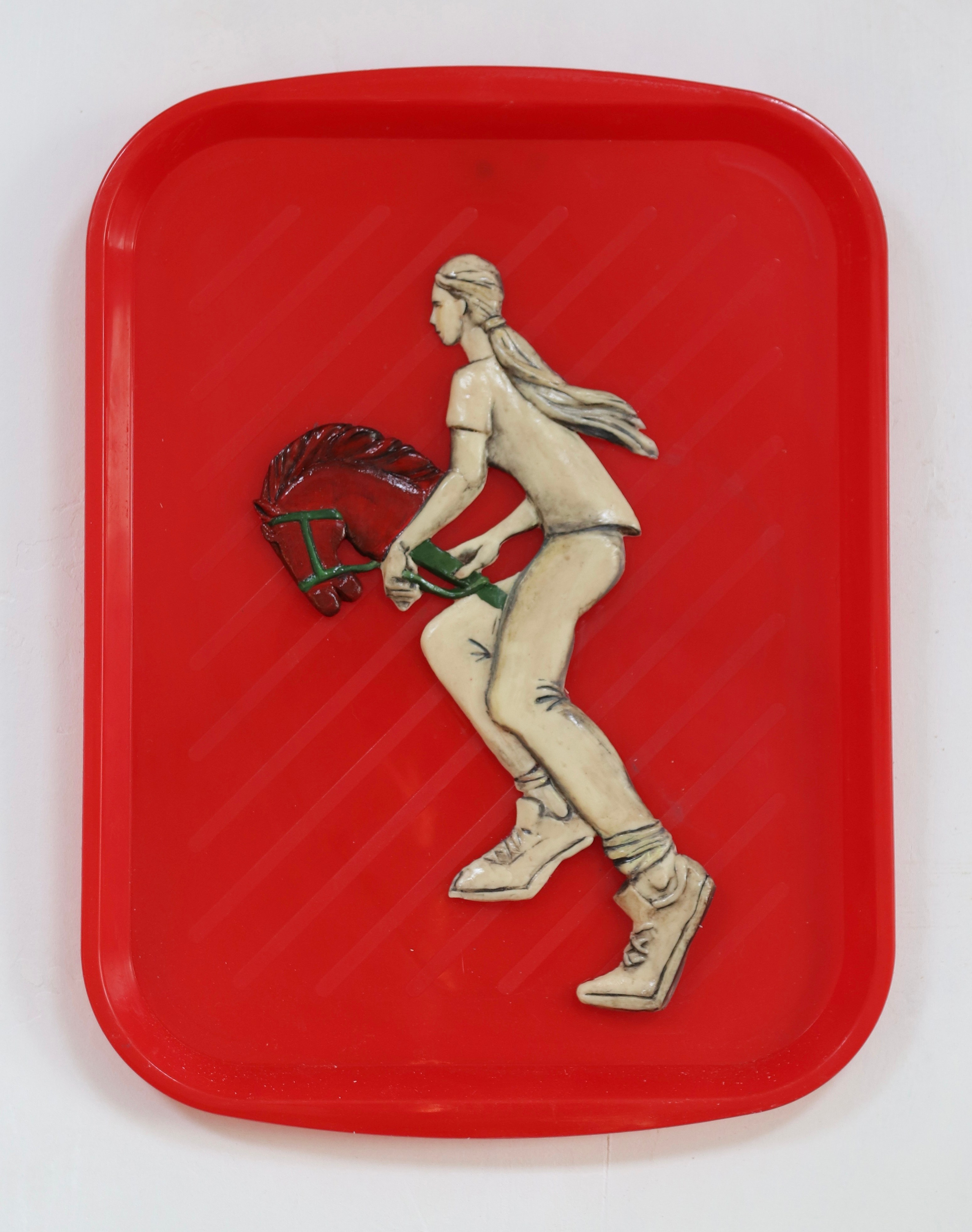 Современное искусство, поднос, рельеф, красный конь, хоббихорсинг