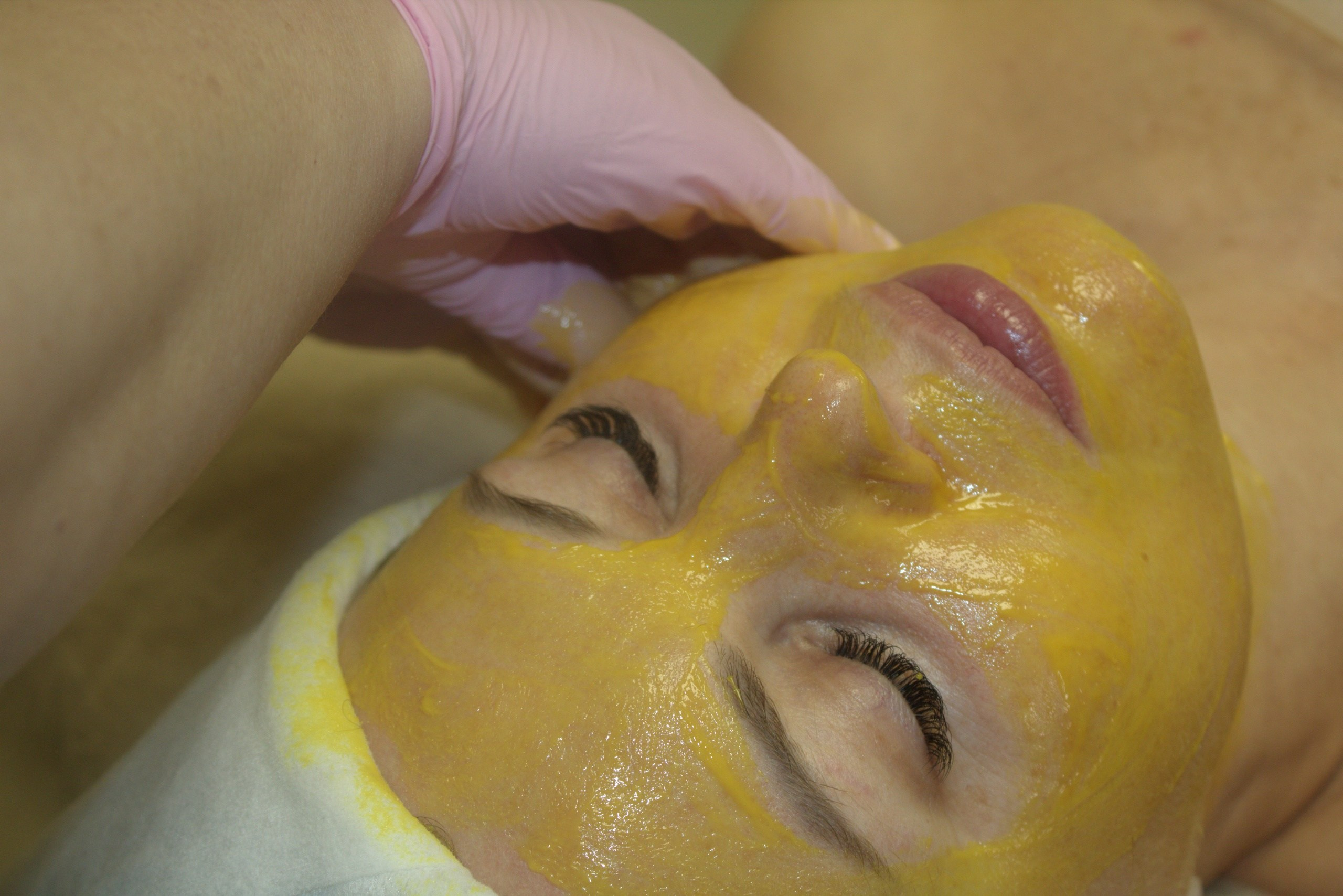 нанесение косметической маски