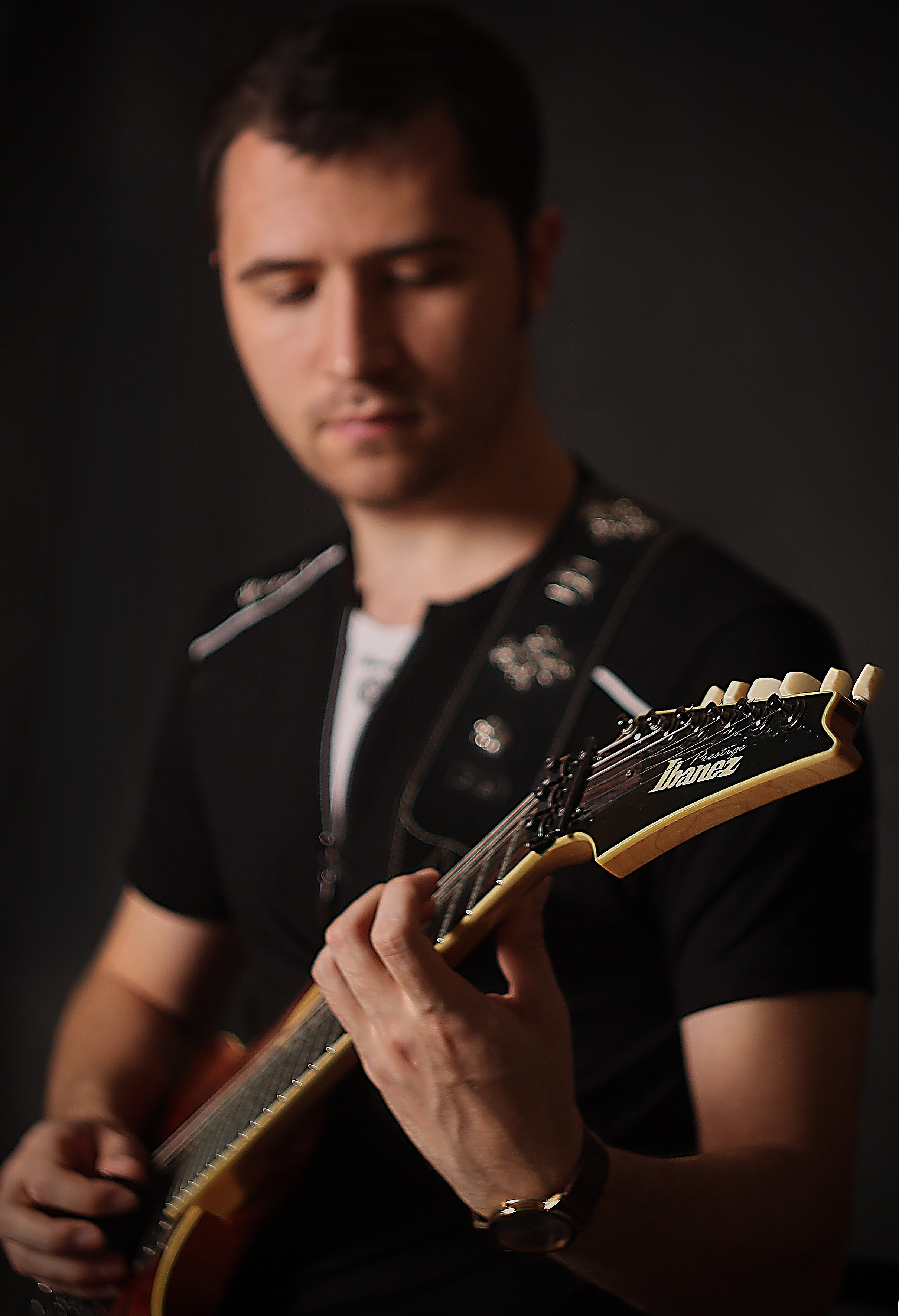 Мужской портрет с гитарой. Фотограф Наталья Матвеева