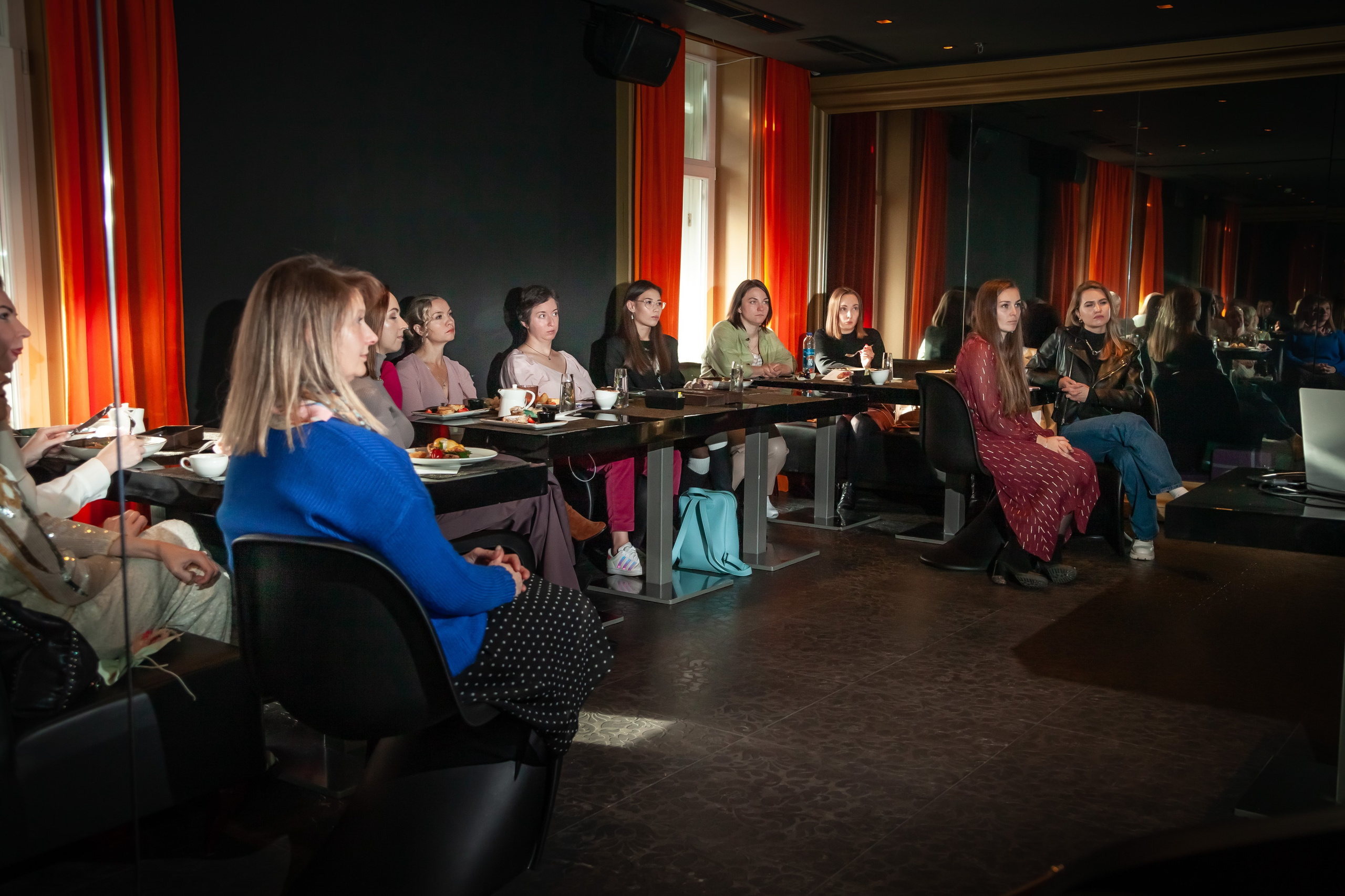 Праздники, лекции, культурные встречи, бранчи. Двойняшки-фотографы Анна и Анастасия в Санкт-Петербурге