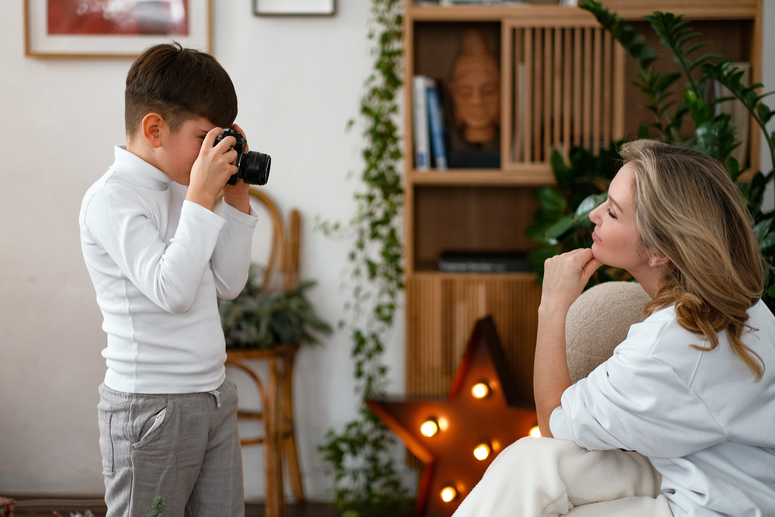 Мальчик фотографирует маму. Белая одежда.