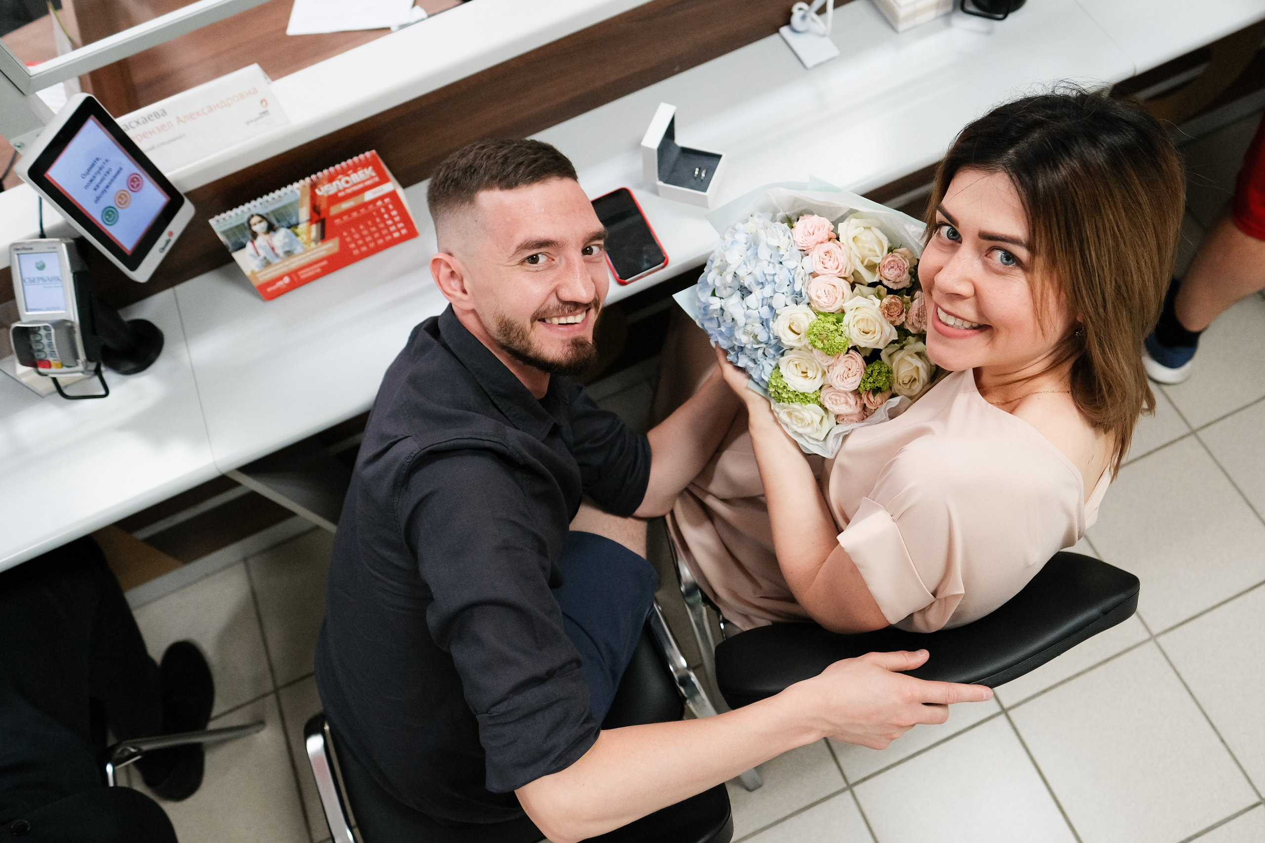 Фотография жениха и невесты сверху.