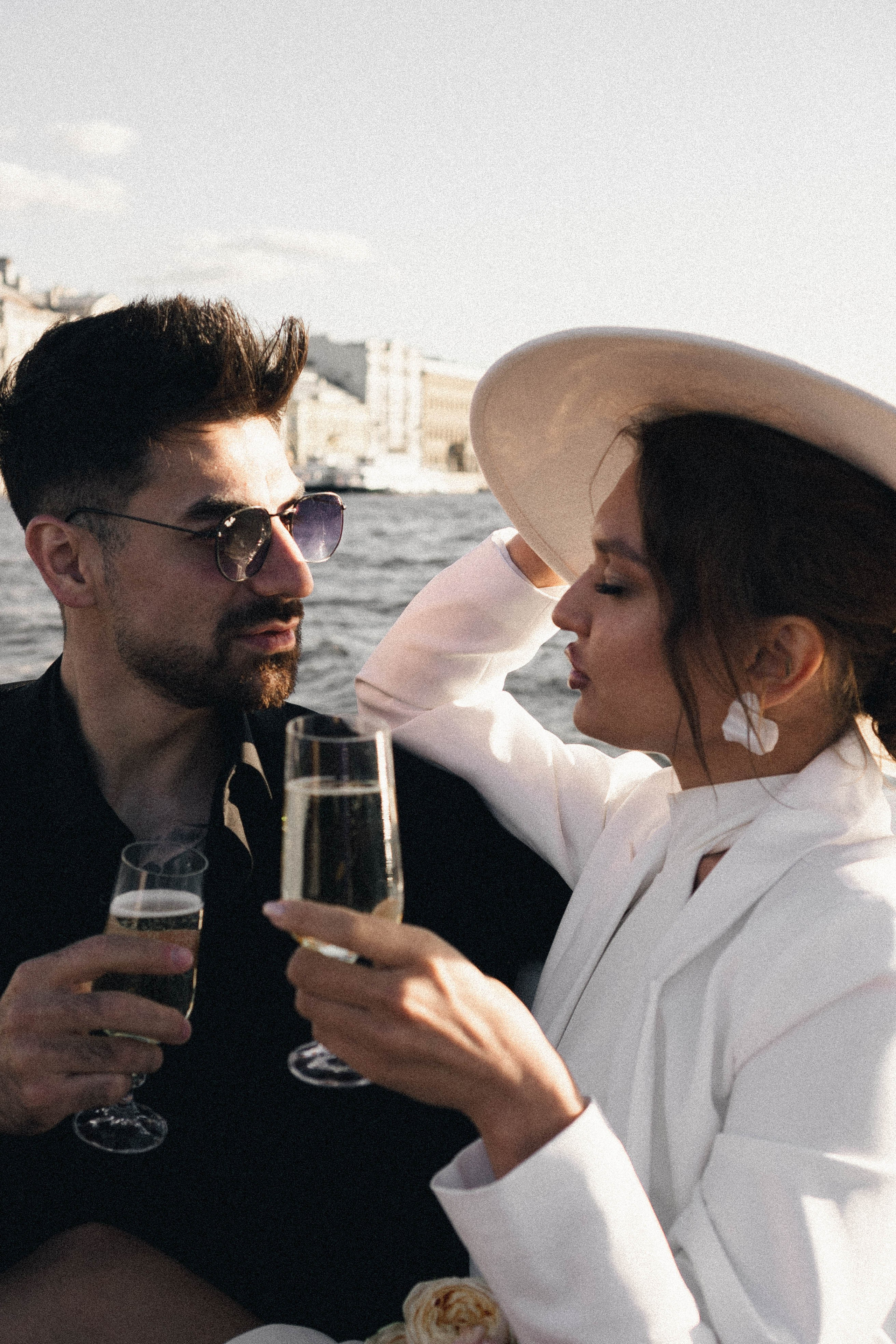 СВАДЕНБНАЯ СЬЕМКА НА КАТЕРЕ ПО КАНАЛАМ САНКТ-ПЕТЕРБУРГА И В АКВАТОРИИ НЕВЫ. Профессиональный фотограф, Санкт-Петербург — Виктория Богомолова