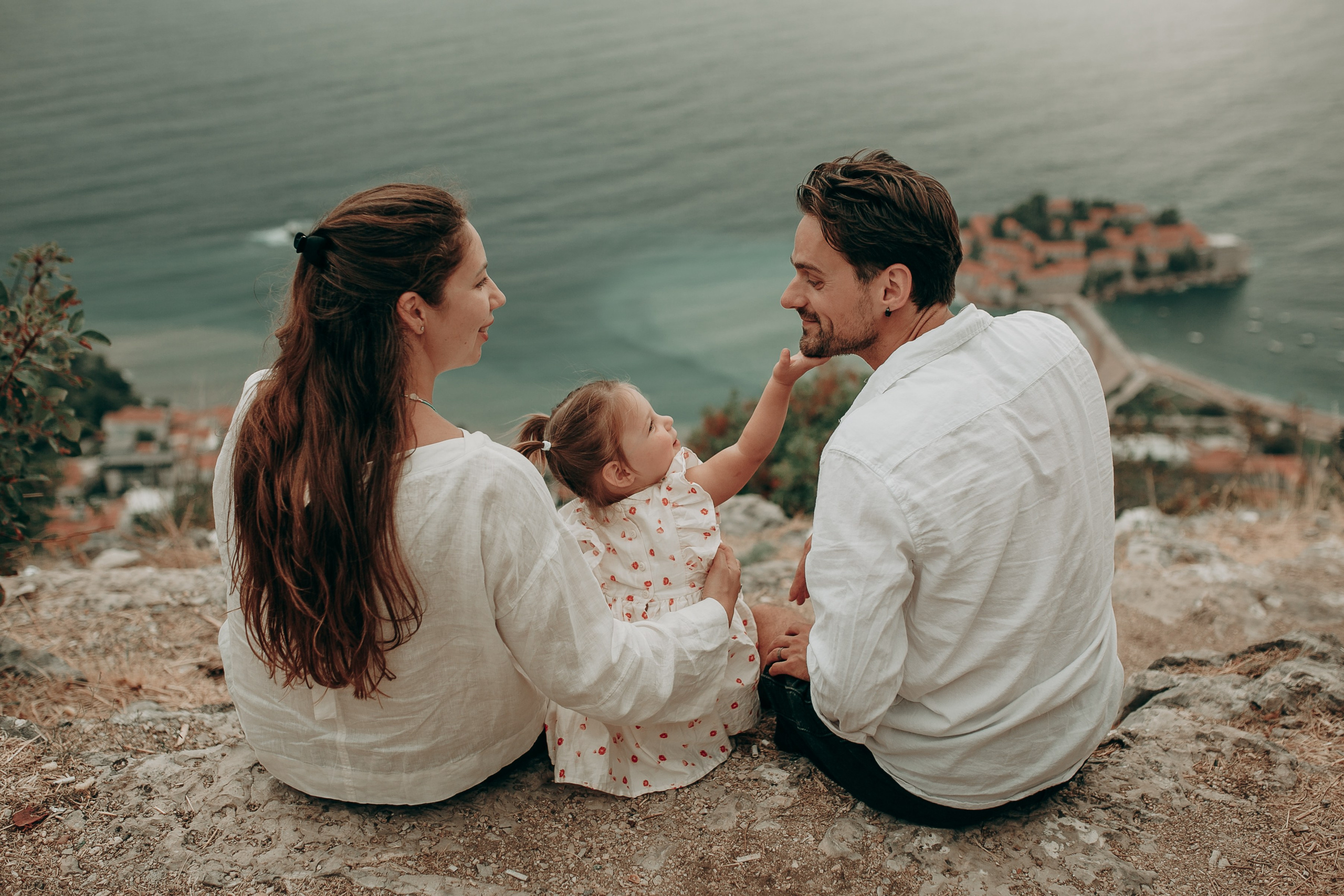 Семейная фотосессия в пасмурную погоду Будвы. Спокойная семейная фотосессия в пасмурную погоду с мягким светом и морским пейзажем.
